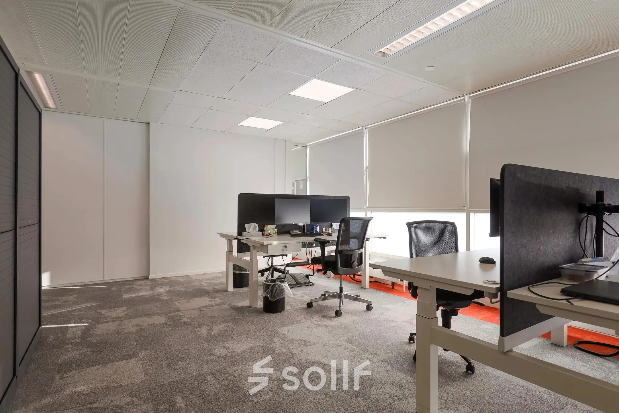 Kantoorruimte huren op Prins Willem-Alexanderlaan 301 in Apeldoorn met moderne werkplekken en bureaus, ideaal voor zakelijke activiteiten.