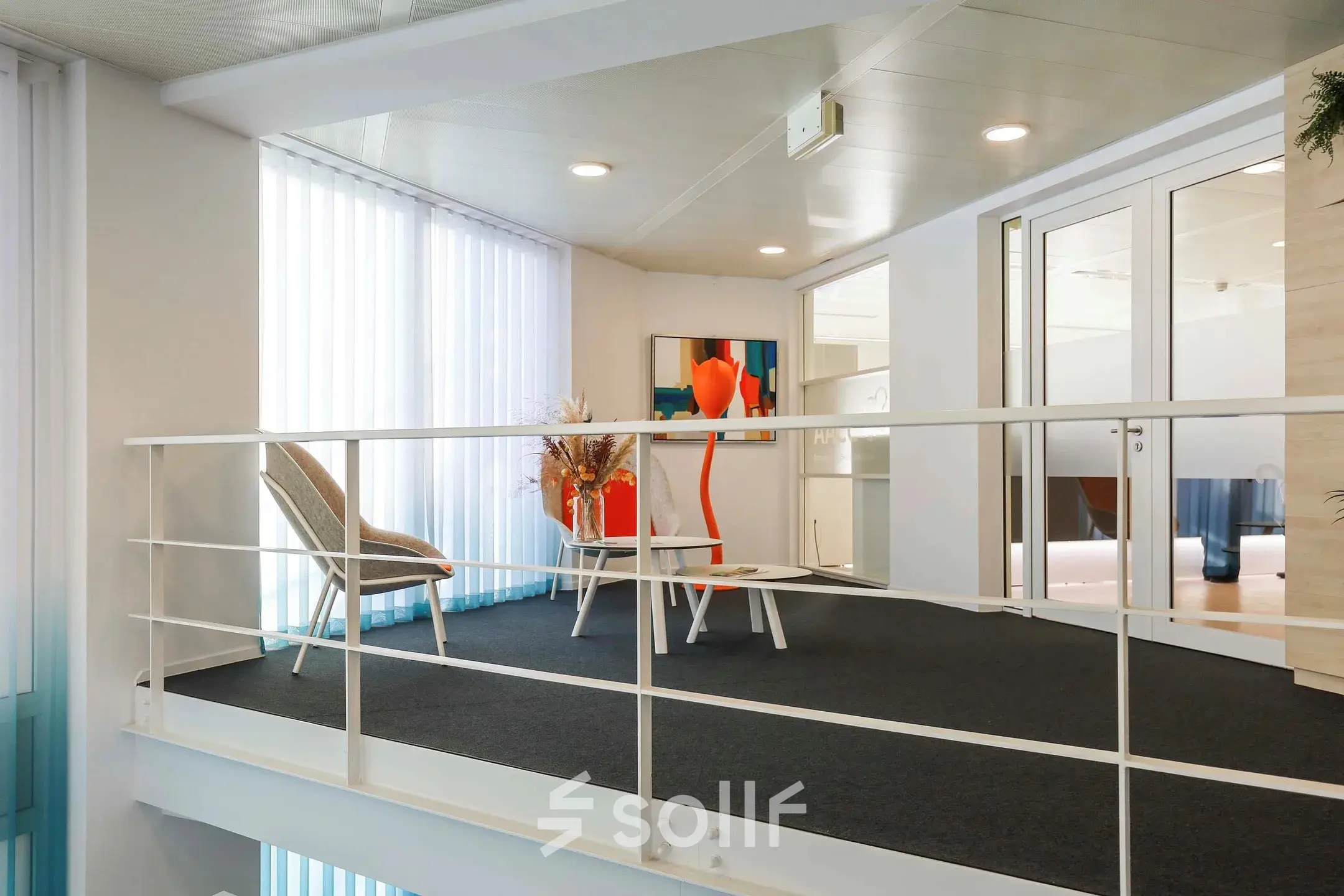 Lichte en moderne kantoorruimte op de bovenverdieping met glazen deuren en minimalistische inrichting in Apeldoorn.