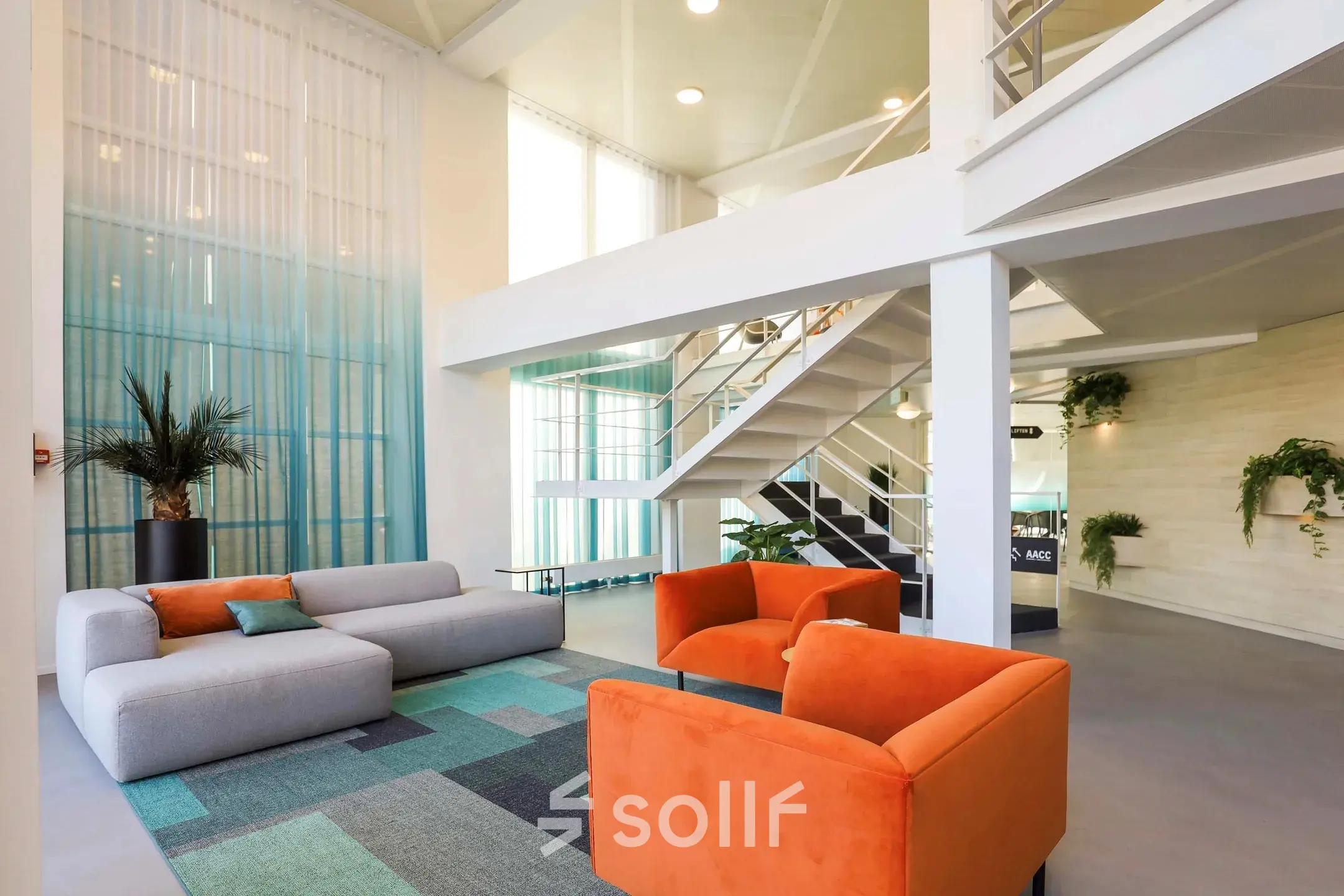 Moderne kantoorruimte op Prins Willem-Alexanderlaan 301, Apeldoorn, met een stijlvolle lounge en kleurrijke meubels. Perfect om te huren als kantoorpand; de lichte omgeving bevordert creativiteit en samenwerking.