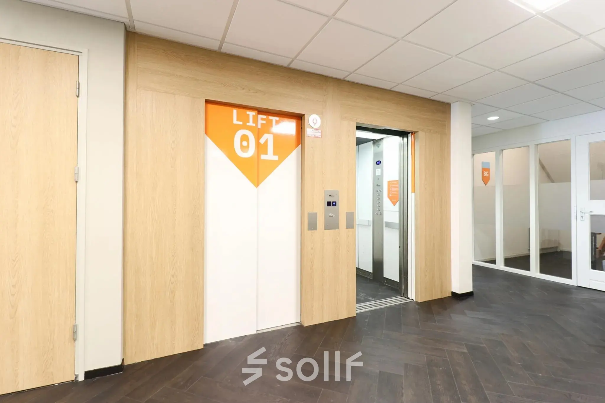 Lift en toegangsgedeelte in het kantoorpand op Prins Willem-Alexanderlaan 401 in Apeldoorn, geschikt voor kantoorruimte huren.