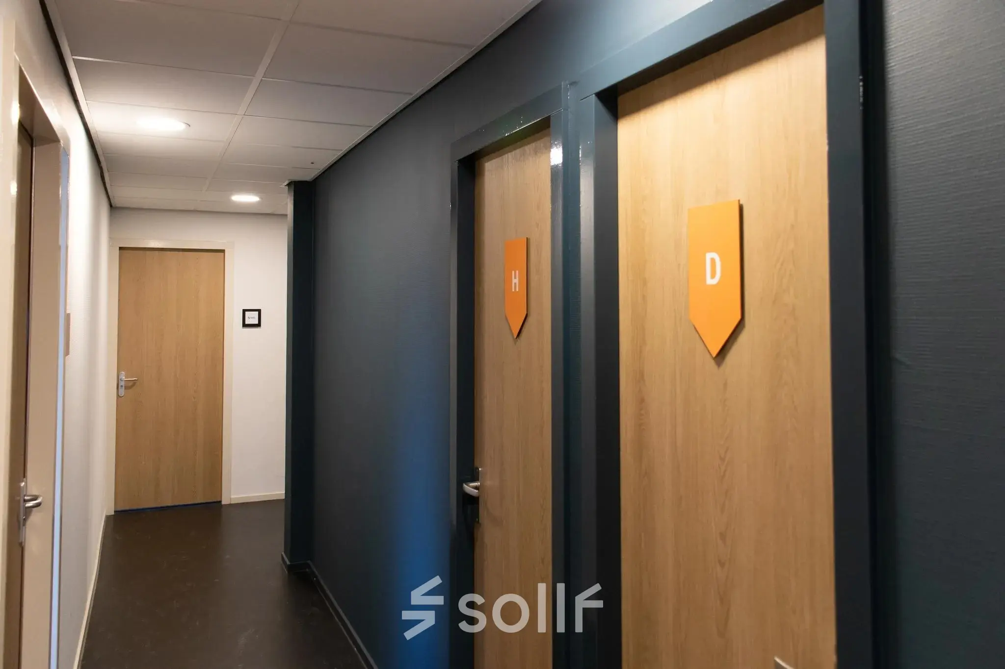 Gang in kantoorpand op Prins Willem-Alexanderlaan 401, Apeldoorn, met gesloten deuren en strakke afwerking.