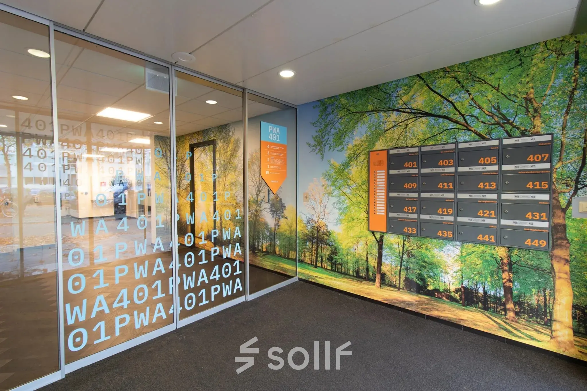 Entree van kantoorpand op Prins Willem-Alexanderlaan 401, Apeldoorn, met glazen deuren en boslandschapfotobehang op de muren. Ideaal voor kantoorruimte huren.