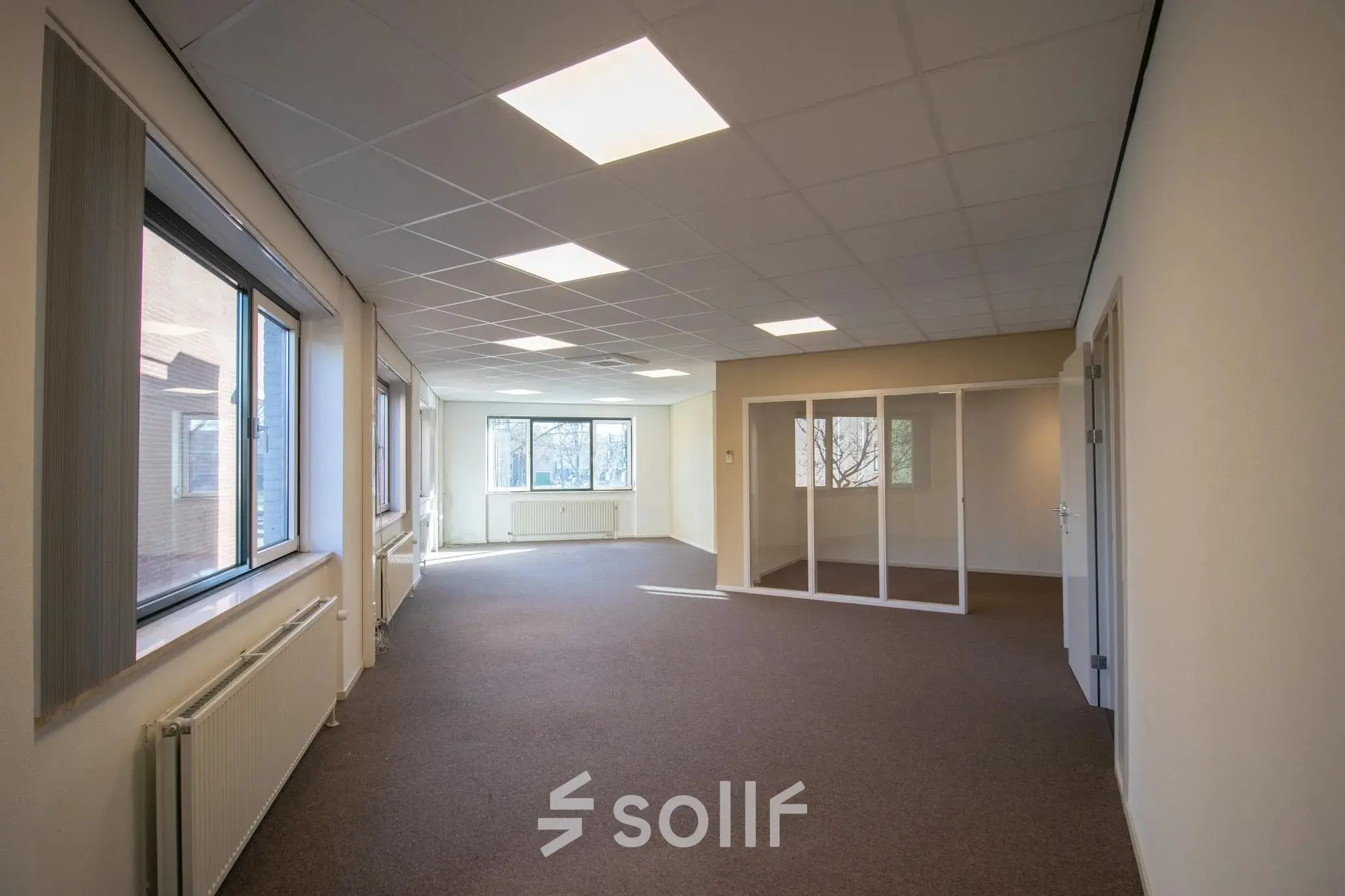 Lichte kantoorruimte met grote ramen en systeemplafond op Prins Willem-Alexanderlaan 401 in Apeldoorn, ideaal voor kantoorpand verhuur.