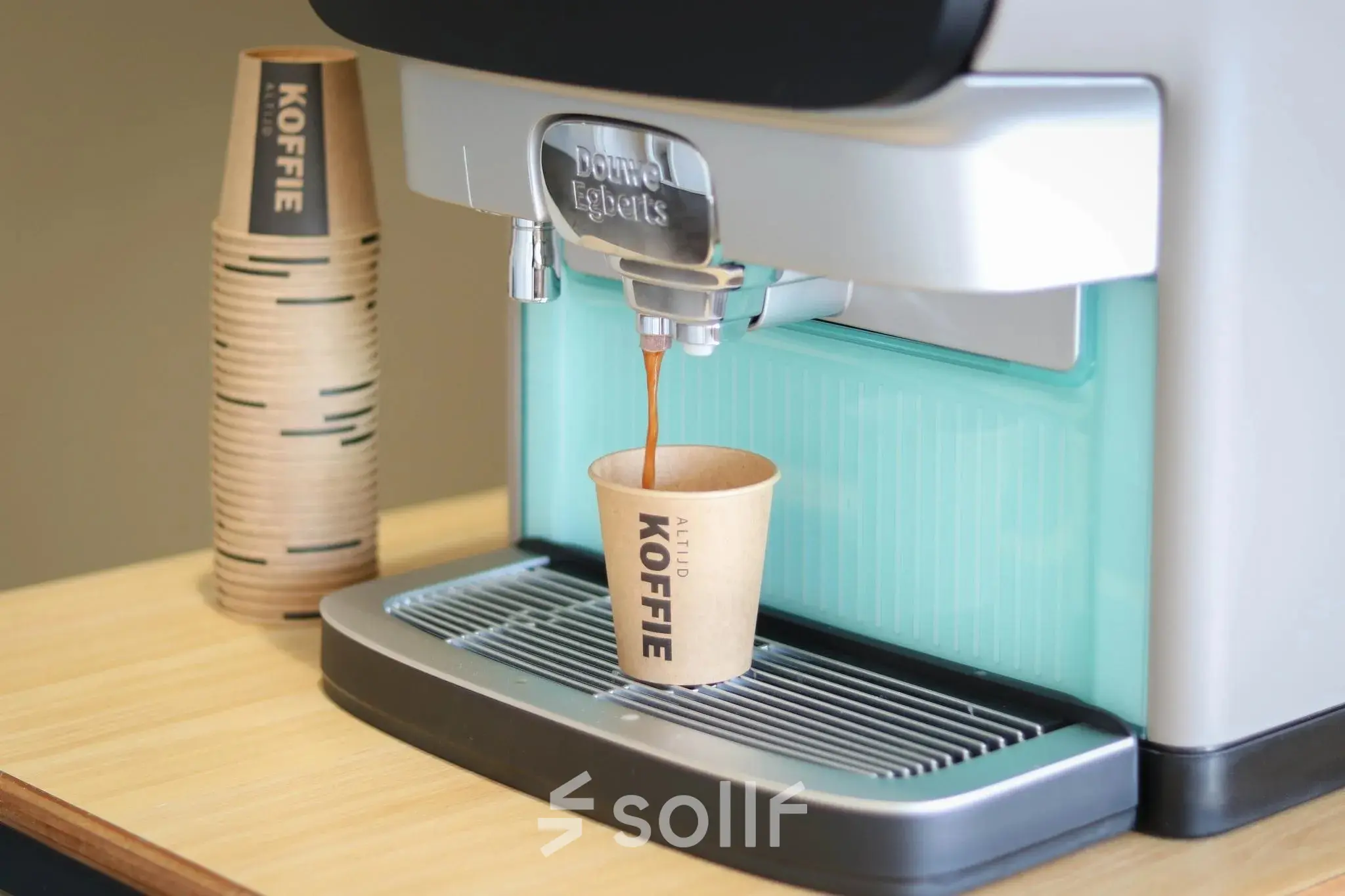 Koffiezetapparaat in een kantoor op Prins Willem-Alexanderlaan 401, Apeldoorn, ideaal voor wie kantoorruimte wil huren.