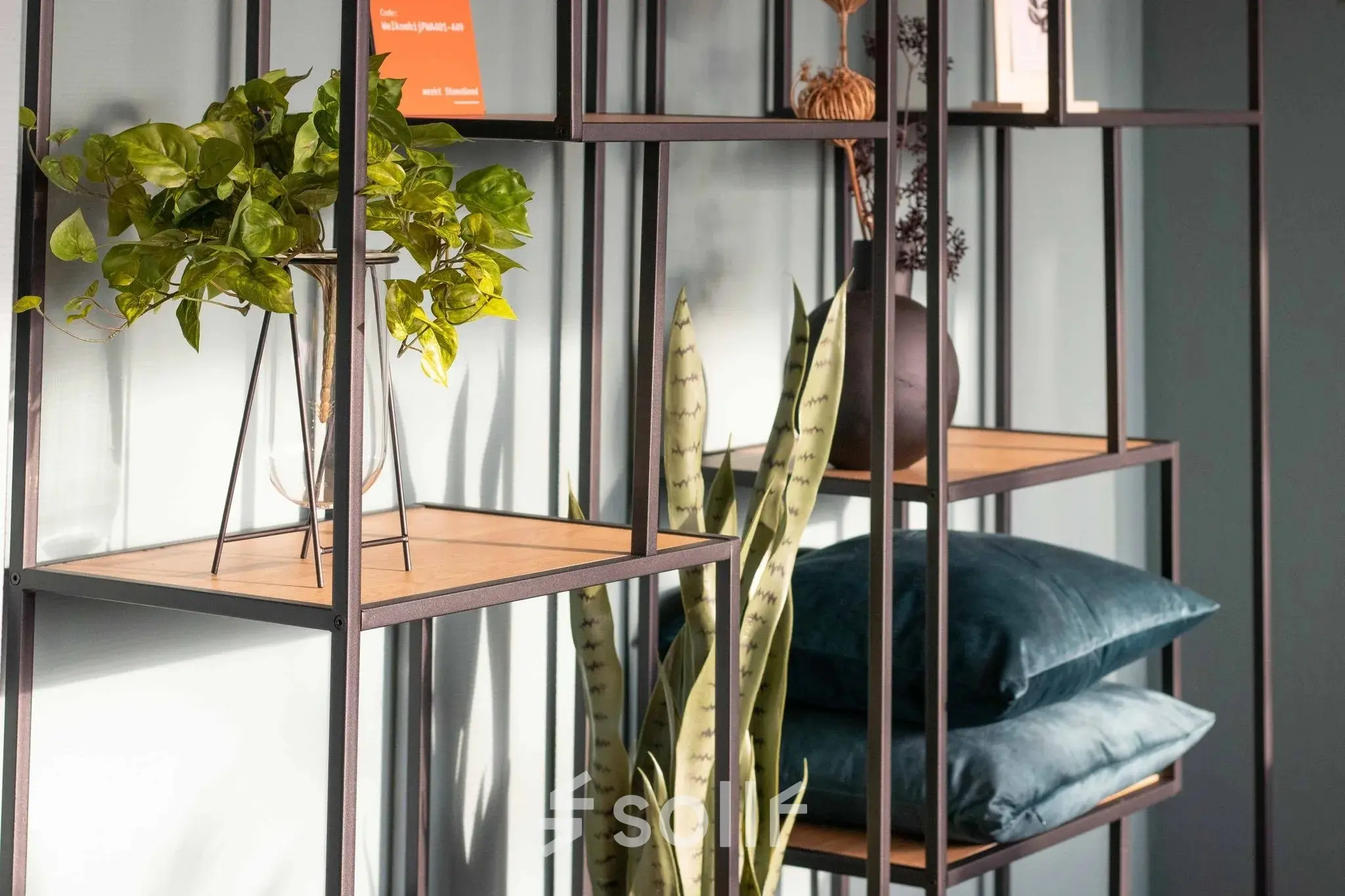 Een modern kantoorpand op Prins Willem-Alexanderlaan 401 in Apeldoorn, met stijlvolle open stalen rekken en planten, klaar voor kantoorruimte huren.