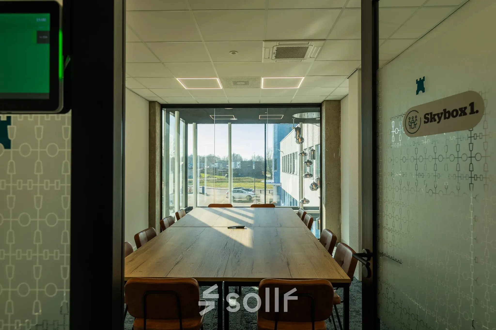 Vergaderruimte in kantoorpand op Prins Willem Alexanderlaan 701 in Apeldoorn, met tafel en stoelen, klaar voor gebruik. Ideaal voor bedrijven die kantoorruimte willen huren.