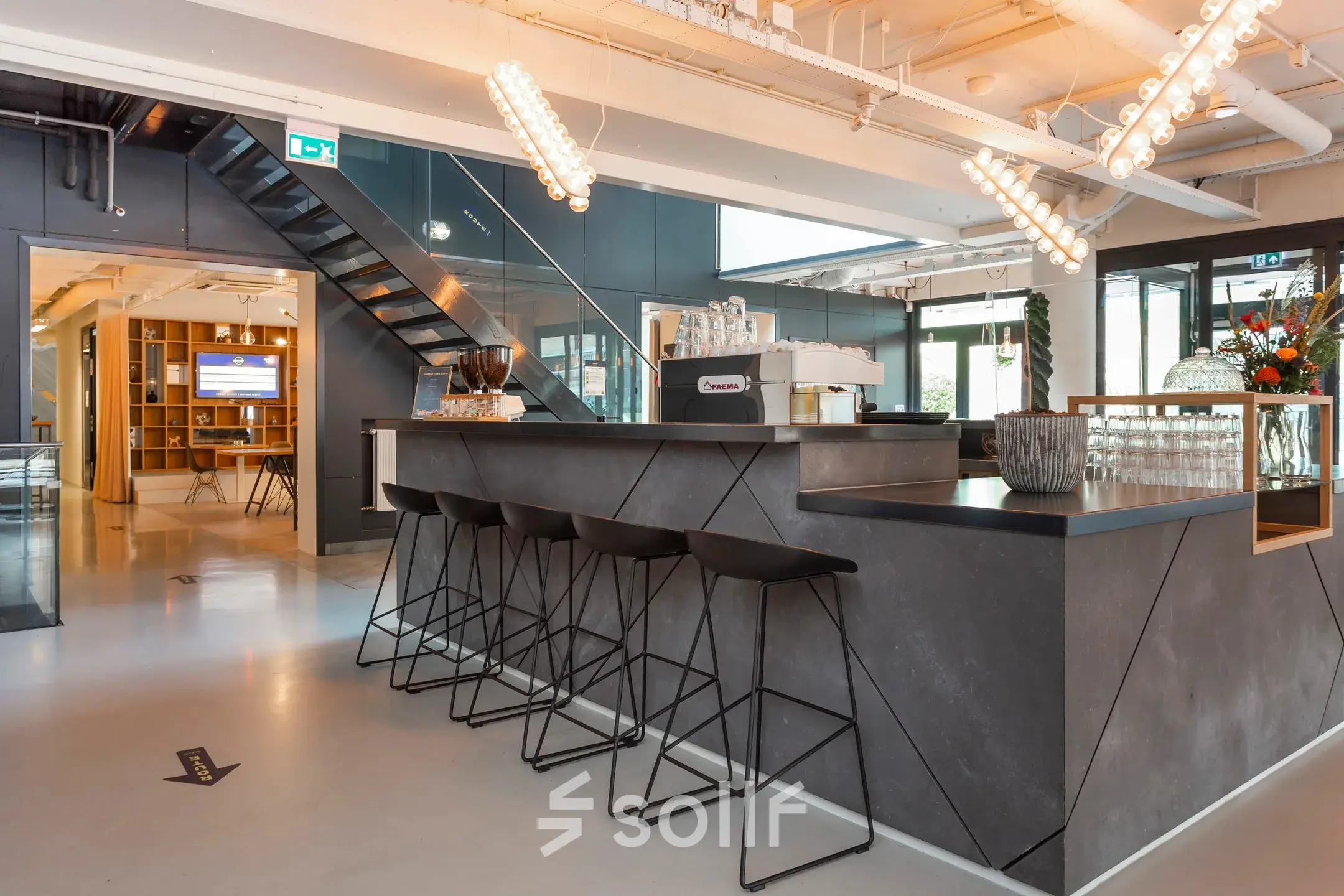 Moderne kantoorruimte huren in Apeldoorn met stijlvolle bar en zitmogelijkheden, gelegen aan Roggestraat 111. Ideaal voor informeel overleg en het ontvangen van gasten in een kantoorpand.