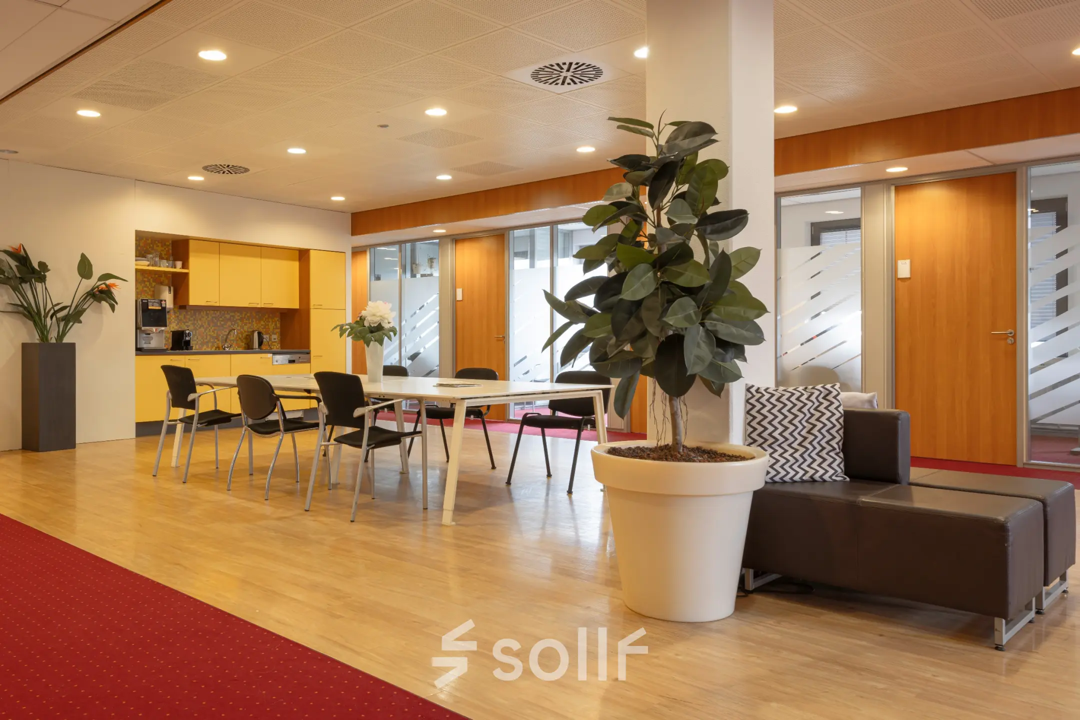 Moderne kantoorruimte huren in een kantoorpand op Kronenburgsingel 525, Arnhem Zuid. Gemeubileerde ruimte met tafels en stoelen, geschikt voor diverse zakelijke activiteiten. Ideaal voor flexibele werkopstellingen.