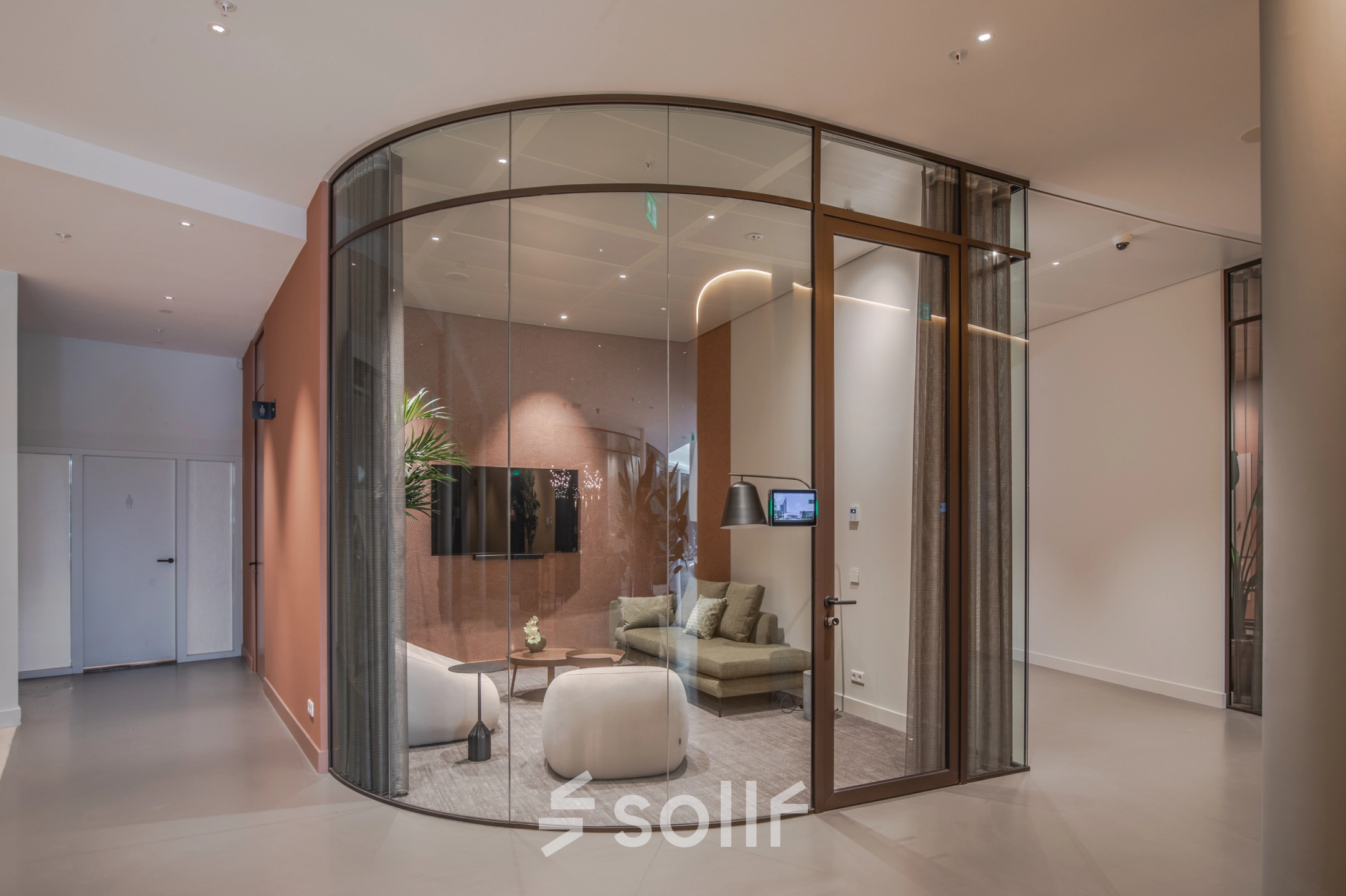 Moderne kantoorruimte huren op Rijksweg-West 2, Arnhem Zuid, met glazen wanden en comfortabele meubels in een open ontwerp, ideaal voor productieve werksessies.