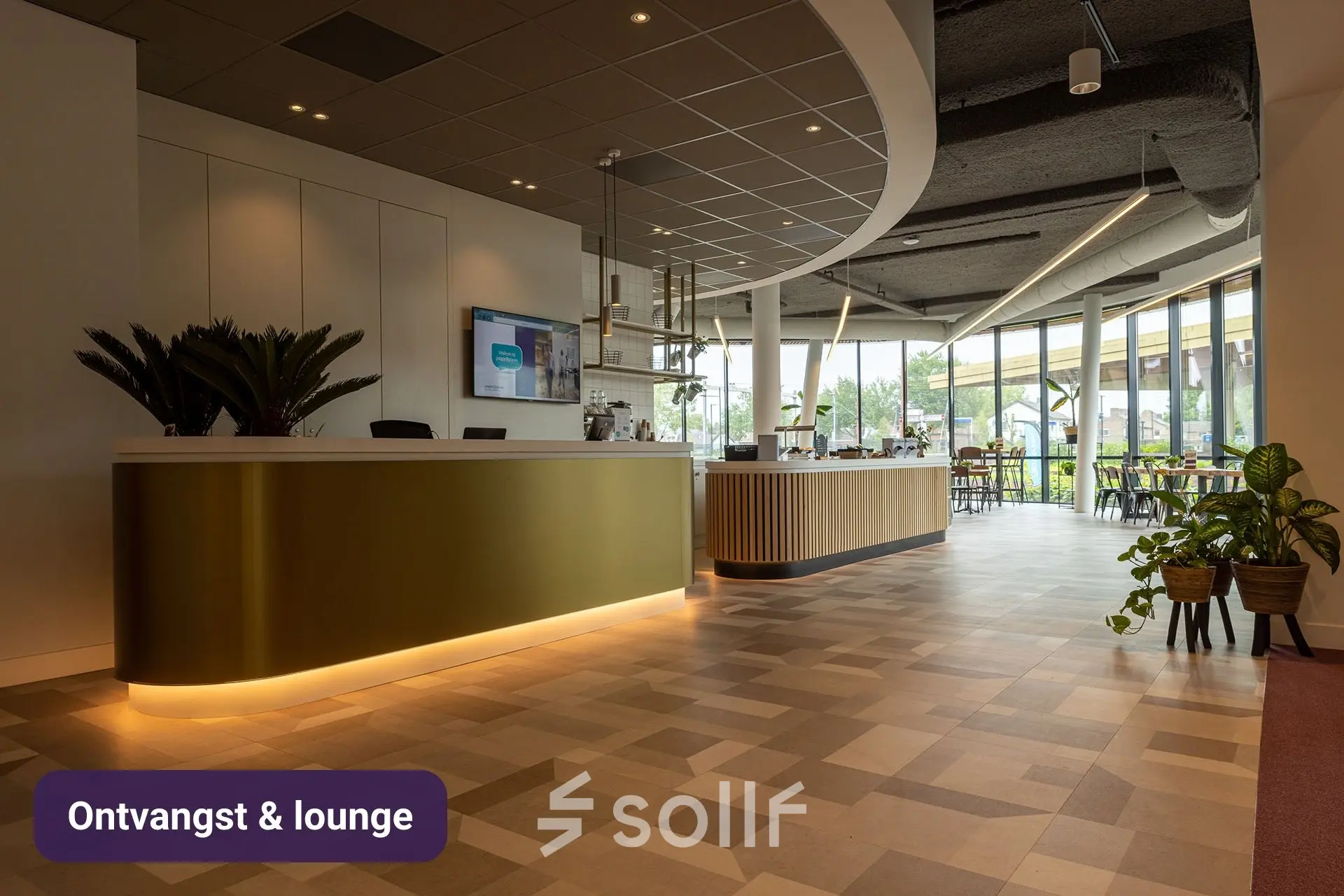 Moderne kantoorruimte huren op Stationsplein 10 in Assen, met een uitnodigende lounge en receptie. Strakke meubels en veel lichtinval maken het een ideale plek voor zakelijke ontmoetingen.