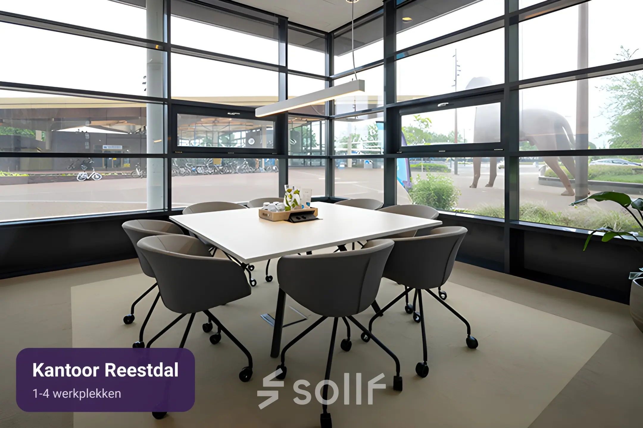 Moderne vergaderruimte in Assen met grote ramen en een tafel met stoelen, ideaal voor kantoorruimte huren.