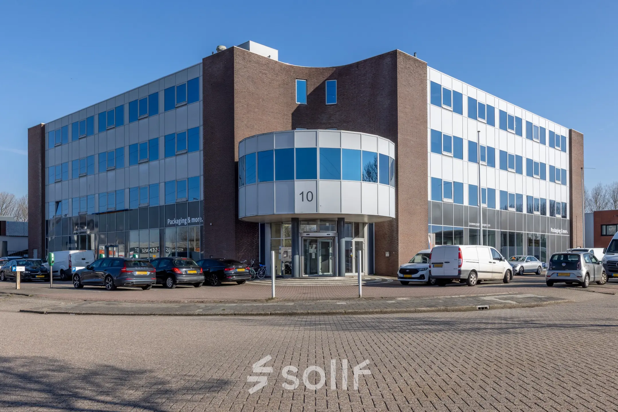 Buitenzijde van een modern kantoorpand aan de Kamerlingh Onnesweg 10 in Barendrecht met parkeerplaatsen aan de voorkant. Geschikt voor kantoorruimte huren.