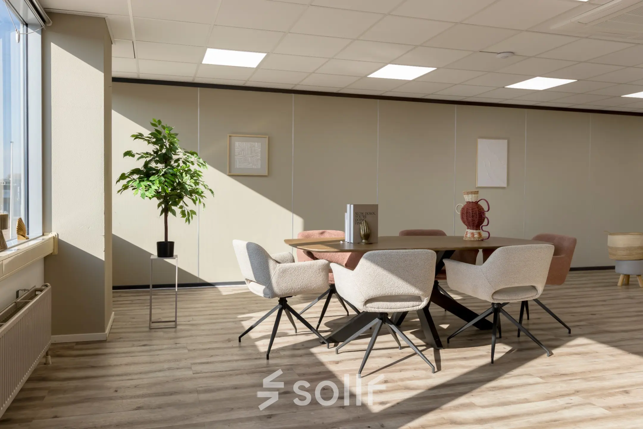 Moderne kantoorruimte met een ronde vergadertafel en comfortabele stoelen, gelegen aan de Kamerlingh Onnesweg 10 in Barendrecht. Ideaal voor wie een lichte en functionele kantoorpand wil huren.