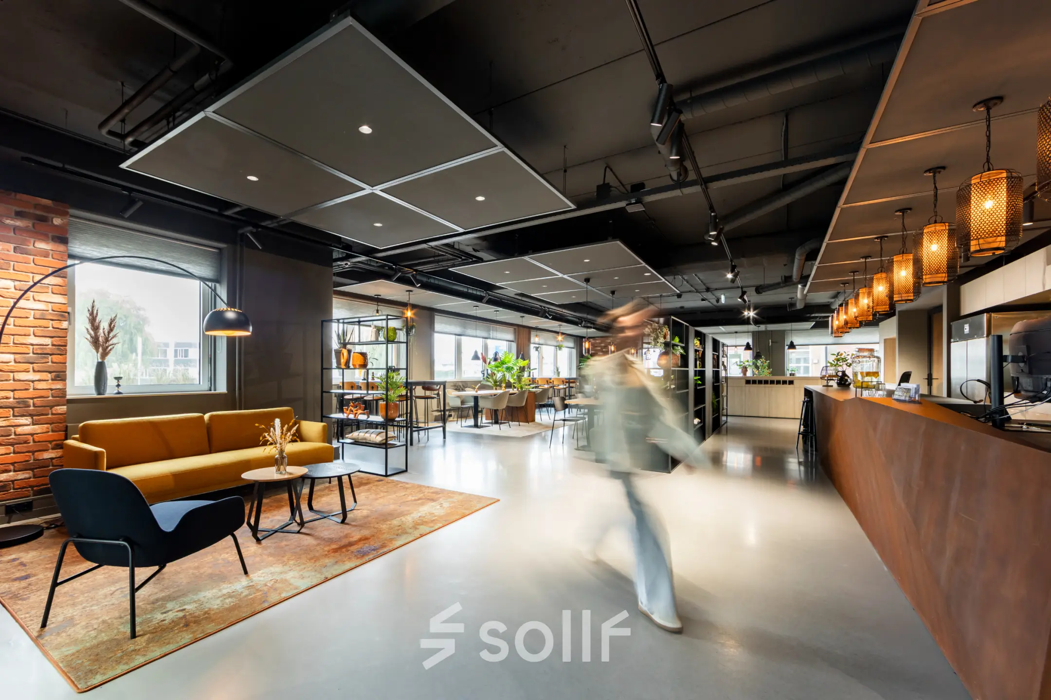 Moderne kantoorruimte in Barneveld met comfortabele zithoek, stijlvolle verlichting en industriële accenten. Mogelijkheden voor kantoorruimte huren aanwezig.