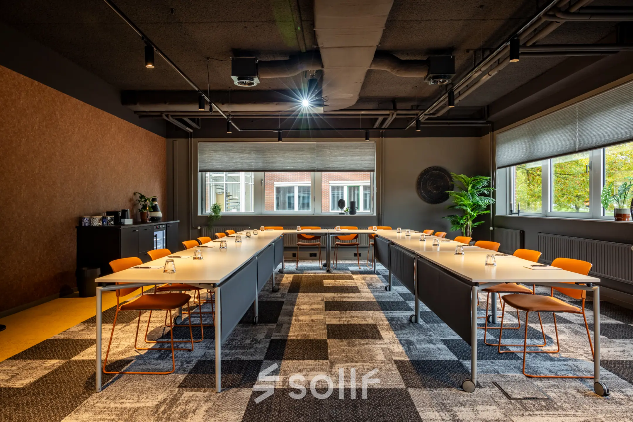 Kantoorruimte huren op Baron van Nagellstraat 136 in Barneveld met een moderne uitstraling, inclusief vergadertafels en oranje stoelen, klaar voor gebruik.