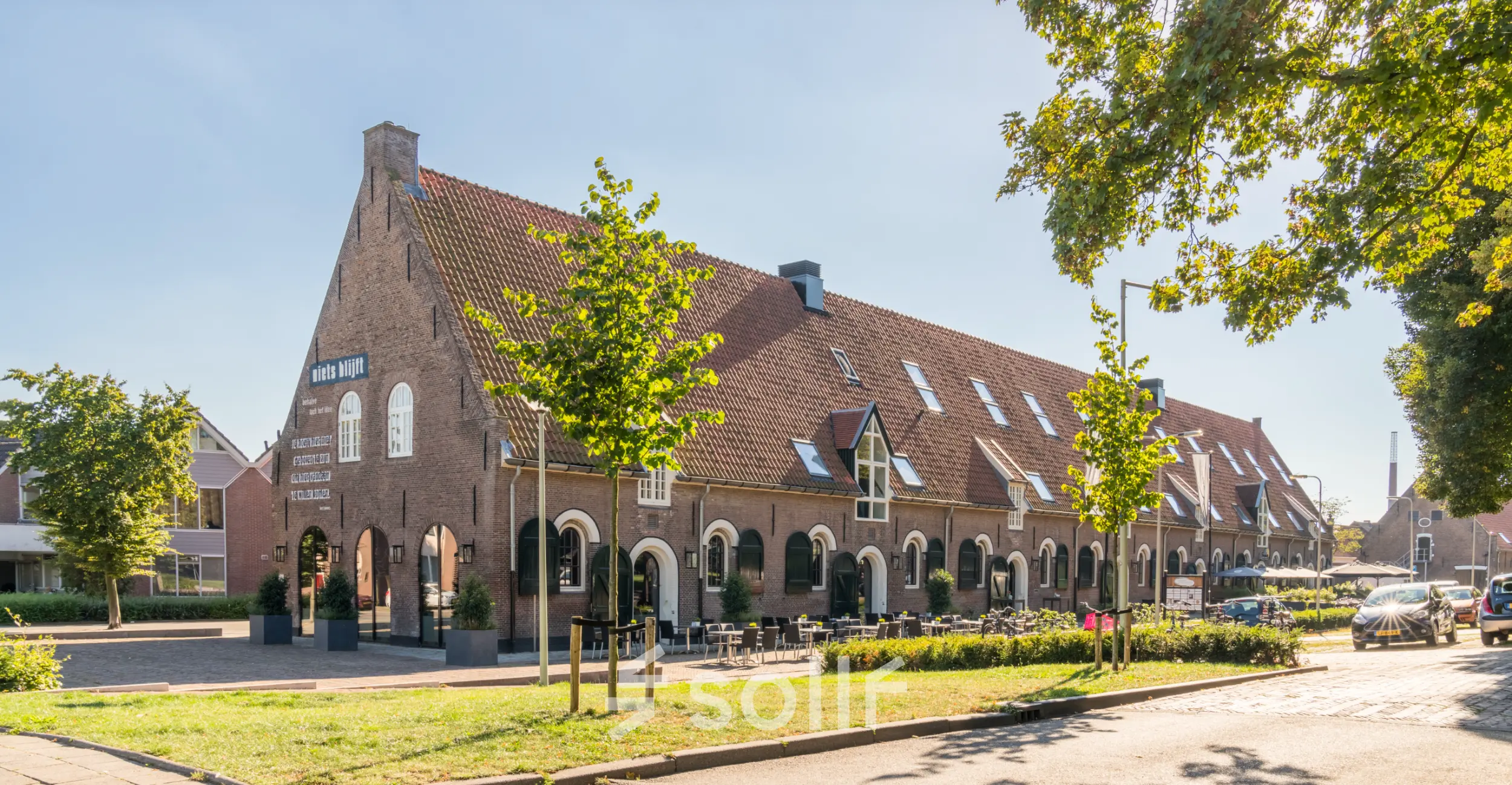 Historisch kantoorpand op Blokstallen 2B, Bergen op Zoom, met charmante details en groene omgeving. Ideaal voor kantoorruimte huren.