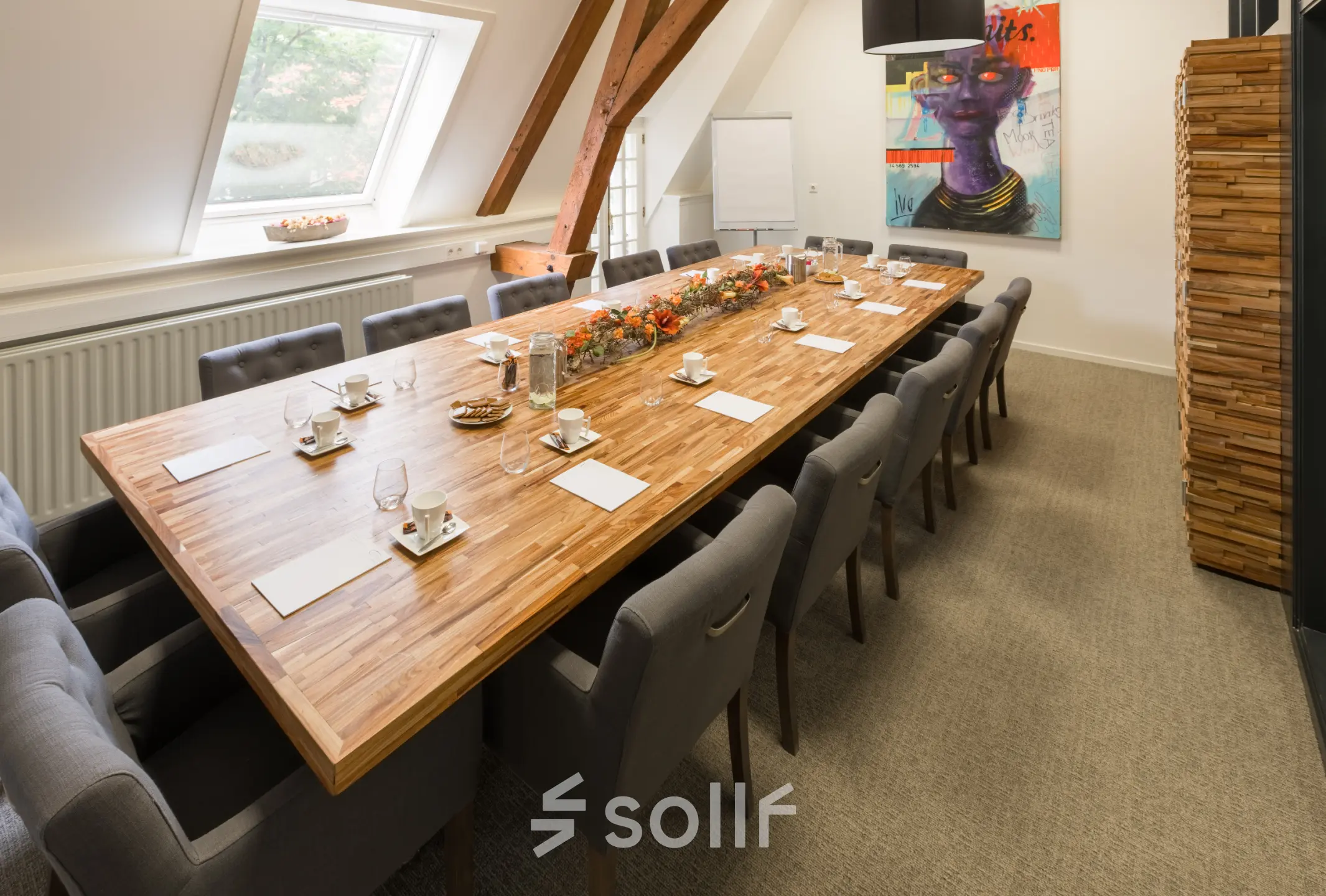 Vergaderruimte in kantoorpand Blokstallen 2B, Bergen op Zoom, met lange houten tafel en comfortabele stoelen, geschikt voor kantoorruimte huren.