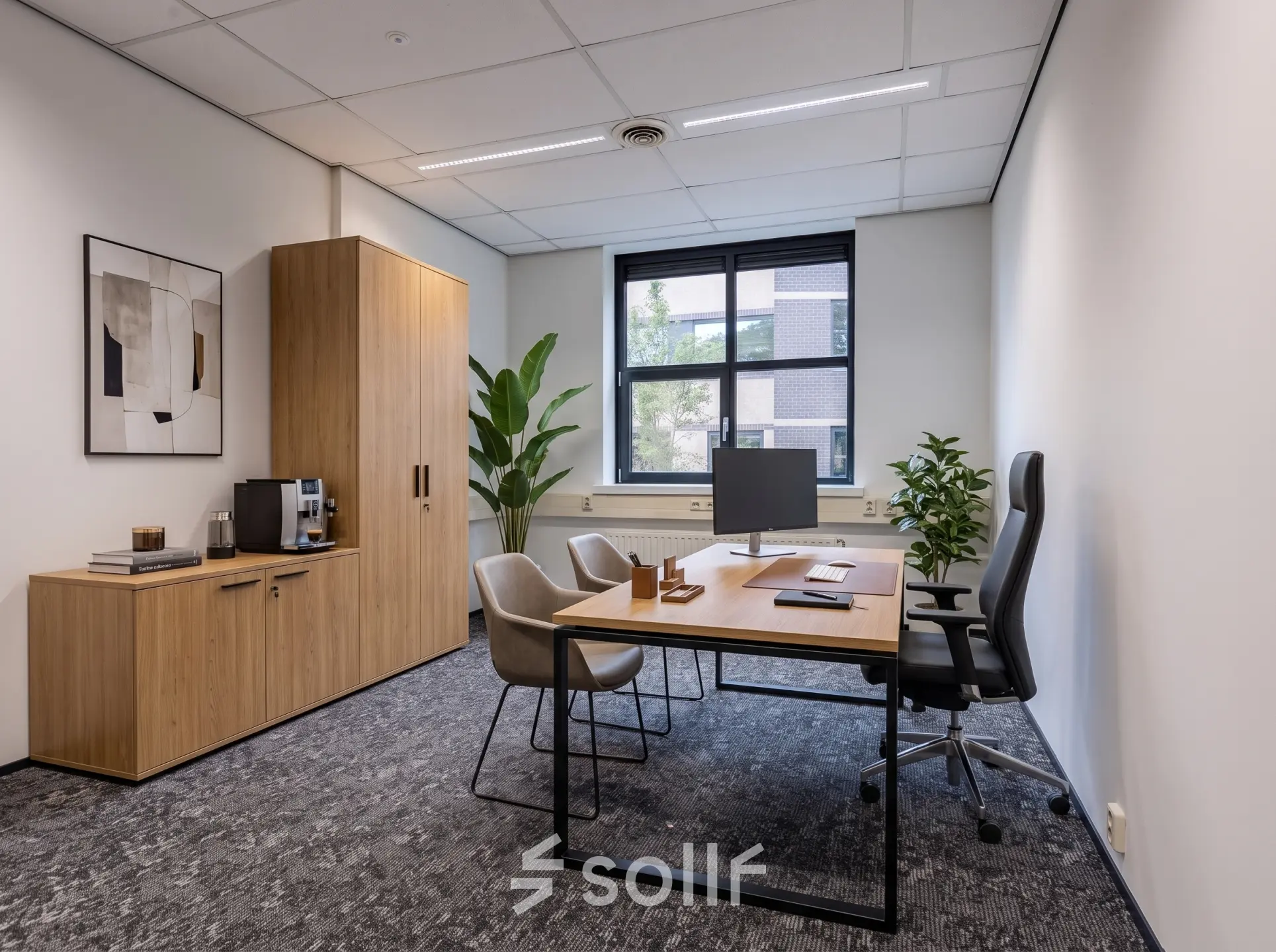 Zakelijke kantoorruimte te huur op Rijtuigweg 10 in Bergen op Zoom met een modern bureau, ergonomische stoel en opbergkast.