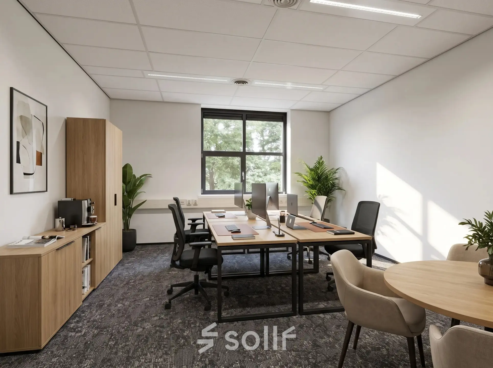 Moderne kantoorruimte te huur in Bergen op Zoom met bureaus, stoelen en planten, ideaal voor zakelijk gebruik.