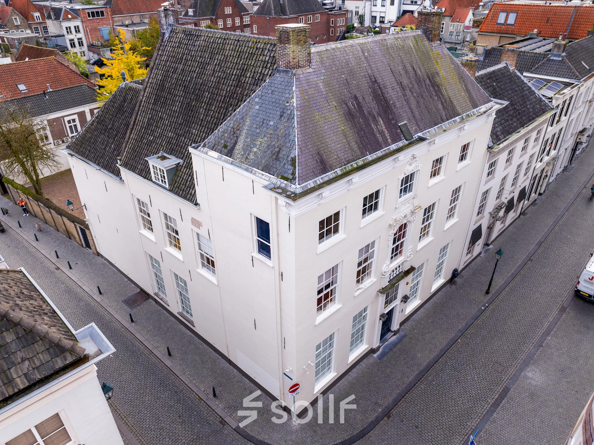 Historisch kantoorpand gelegen op de hoek van Catharinastraat 16 in Breda Centrum-Station, omgeven door schilderachtige straatjes en traditionele architectuur.