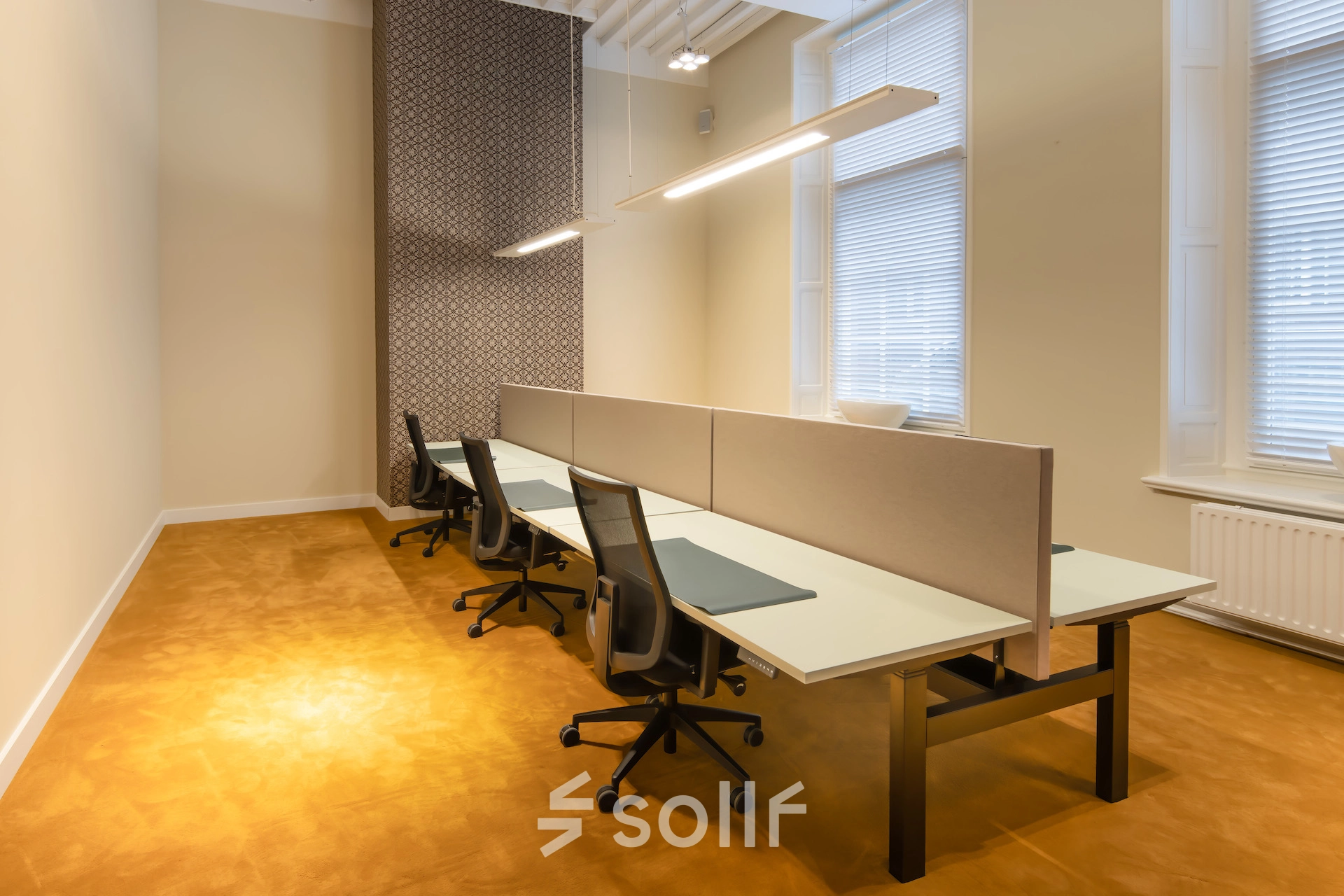 Ruime kantoorruimte huren in het kantoorpand Catharinastraat 16, Breda Centrum-Station met moderne bureaus en comfortabele stoelen, ideaal voor productief werken.