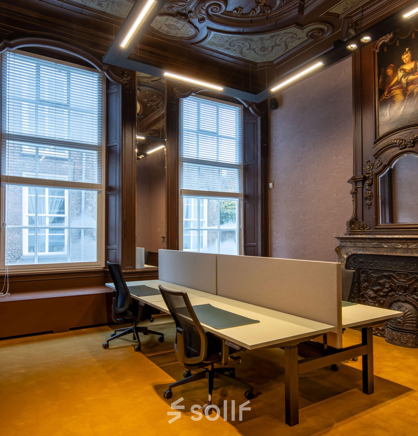 Kantoorruimte huren aan Catharinastraat 16 in Breda Centrum-Station met elegante houten details, hoge ramen en moderne bureaus met stoelen in een klassieke setting.