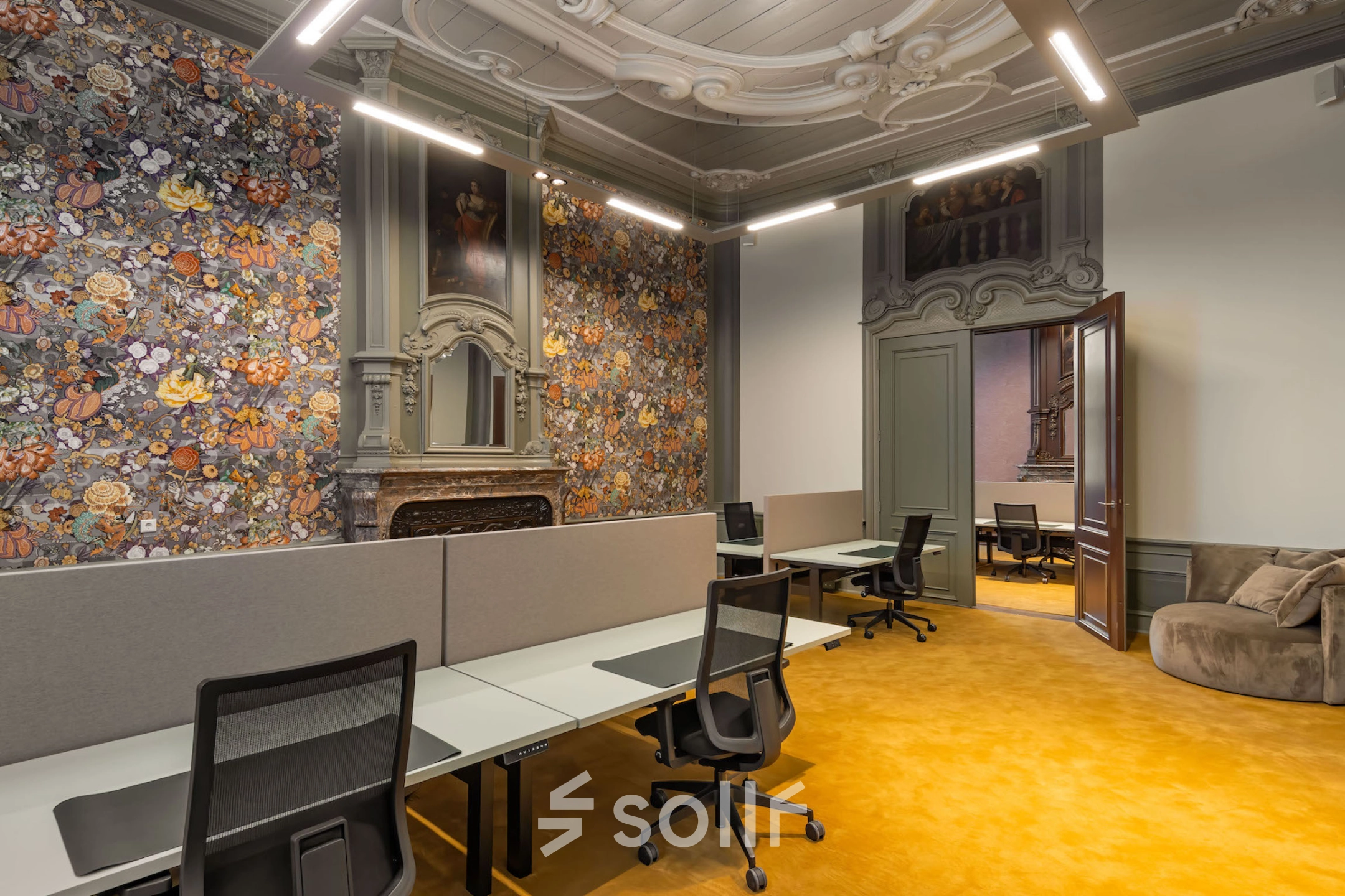 Kantoorruimte op Catharinastraat 16 in Breda Centrum-Station, met stijlvolle inrichting, moderne bureaus en stoelen, geschikt voor wie kantoorruimte wil huren. Met decoratieve muren en hoge plafonds.