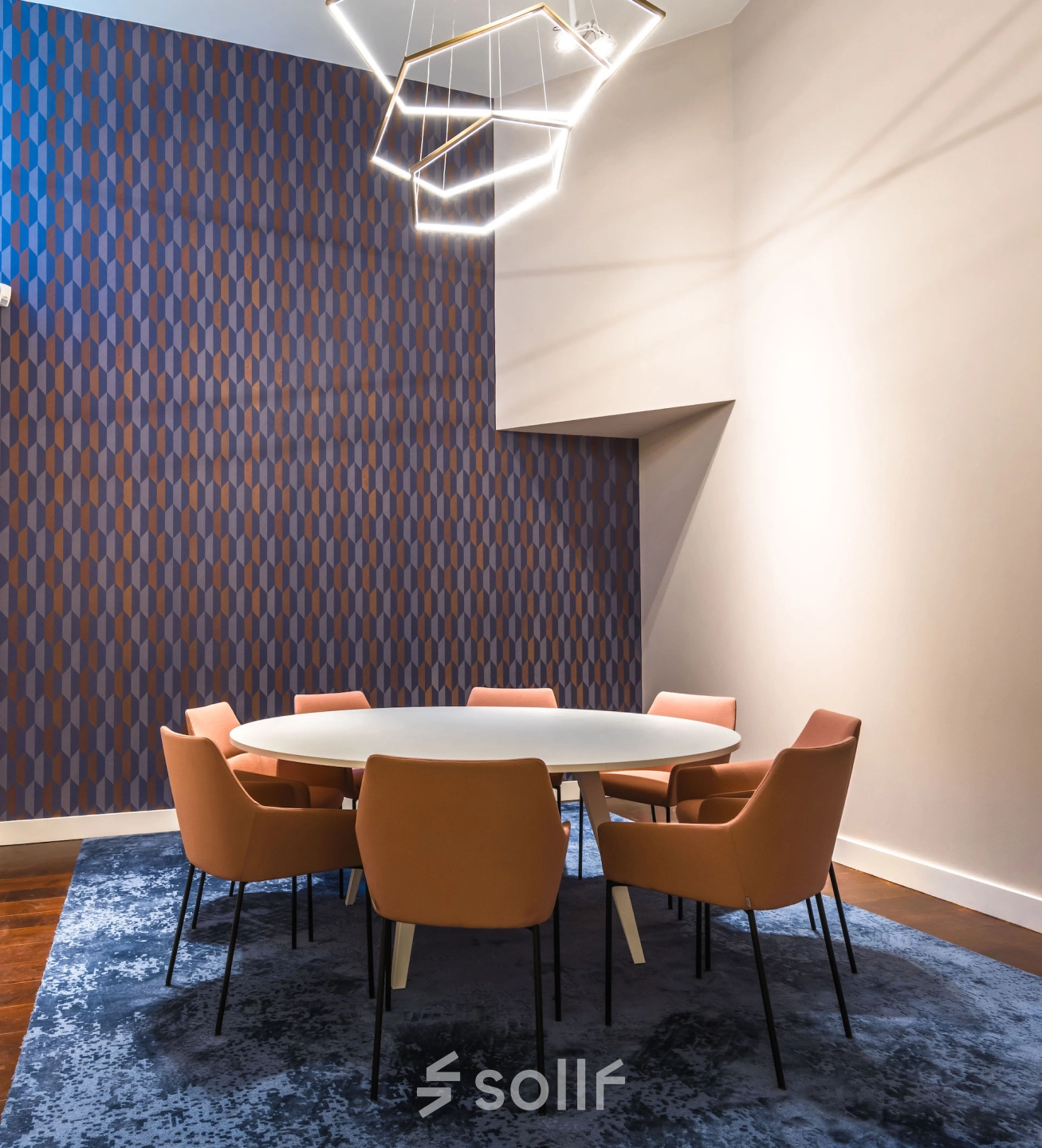 Stijlvolle vergaderruimte met een ronde tafel en comfortabele stoelen in een kantoorpand aan Catharinastraat 16, Breda Centrum-Station. Ideaal voor bedrijven die kantoorruimte willen huren met een professionele uitstraling.