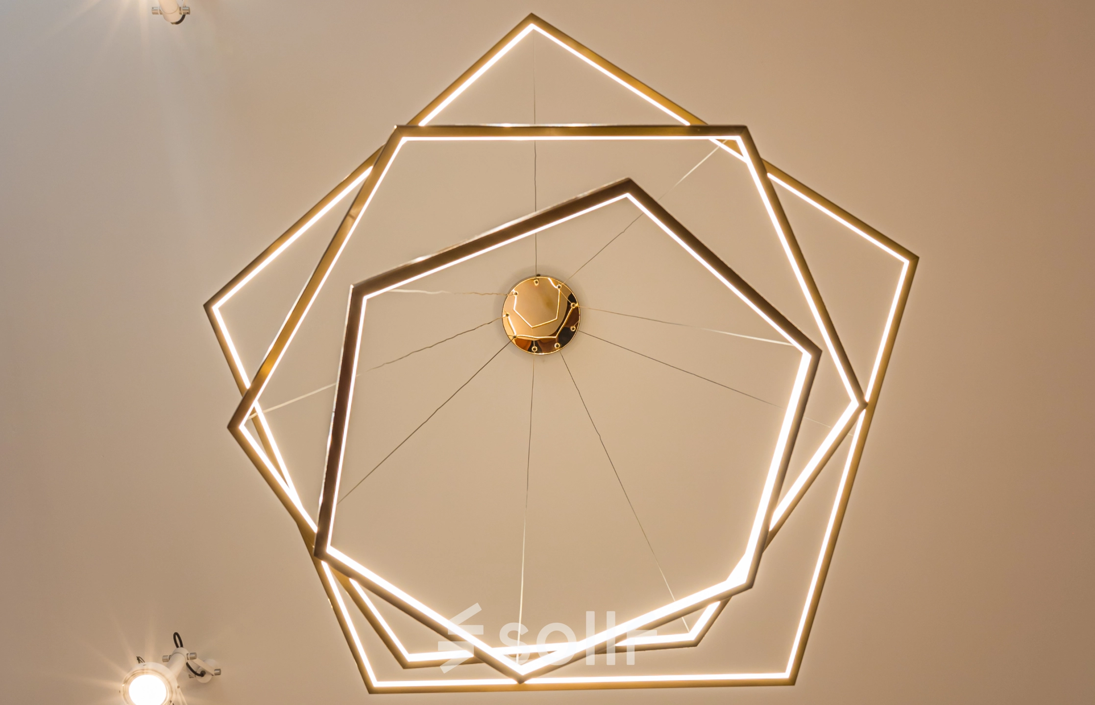 Stijlvolle en moderne verlichtingsarmaturen hangen aan het plafond van een kantoorpand op Catharinastraat 16, geschikt voor huur in Breda Centrum-Station.