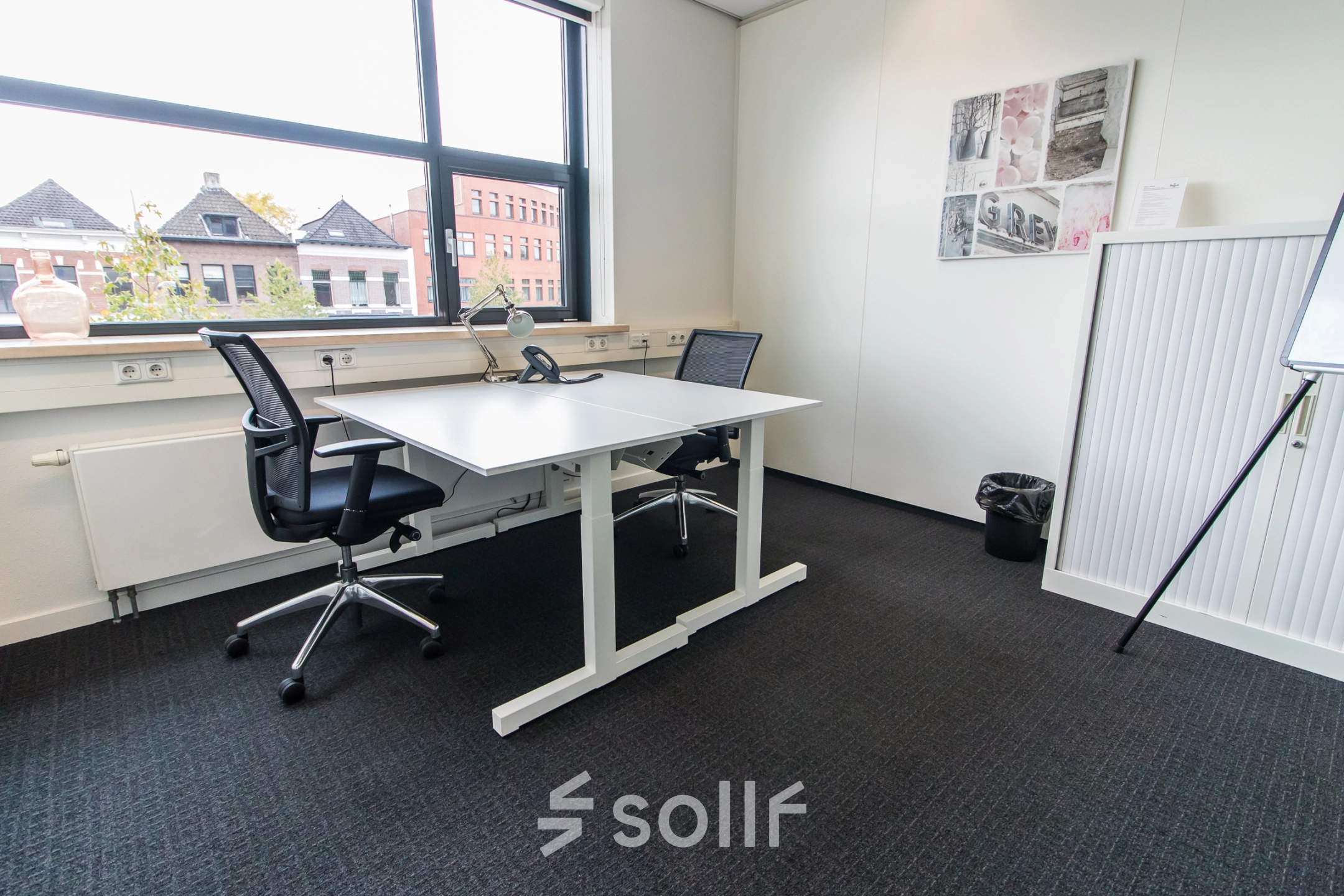 Moderne kantoorruimte te huur op Ceresstraat 1, Breda Centrum-Station met bureau en stoelen, uitzicht op stadsgebouwen.