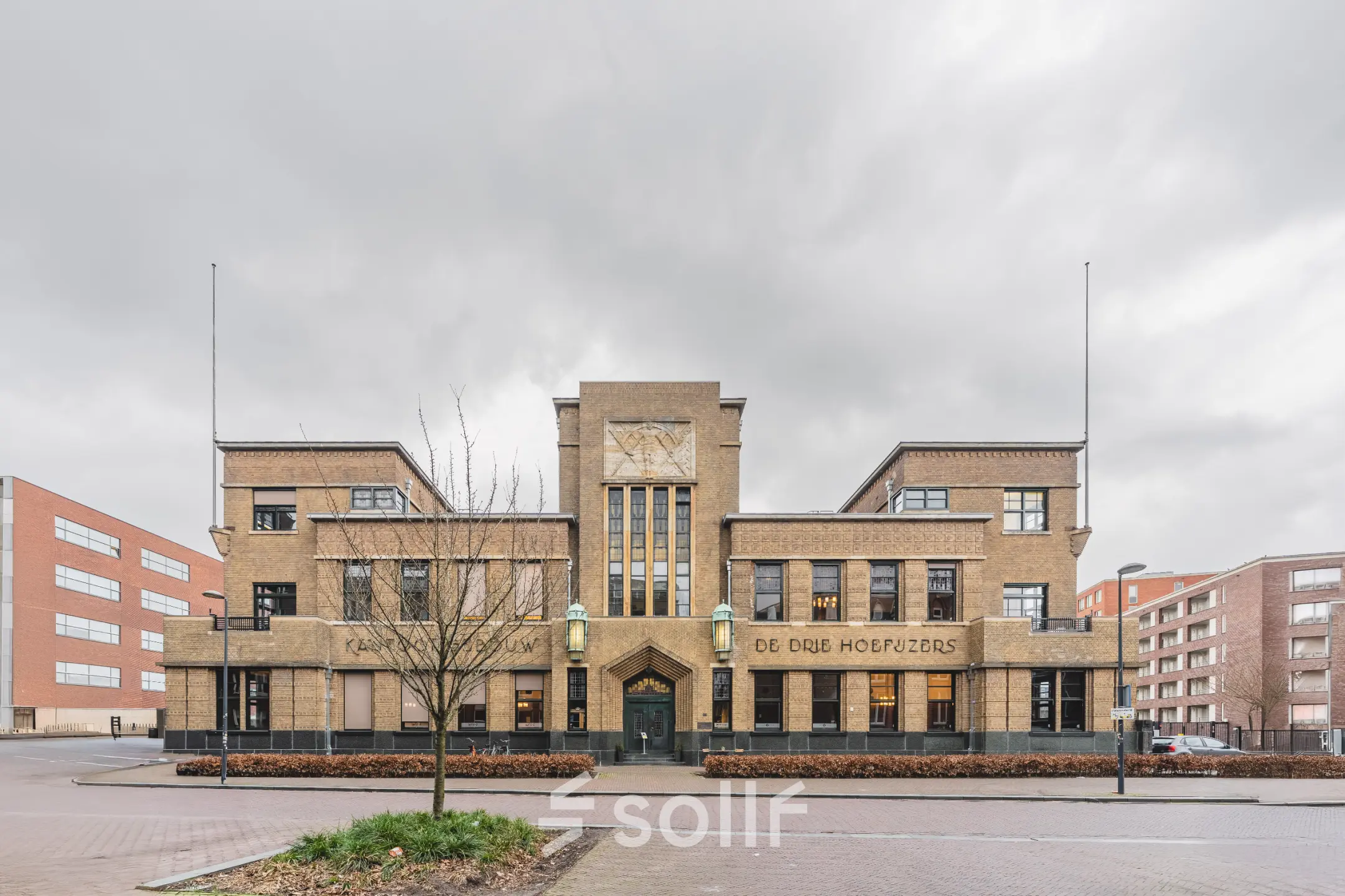 Vooraanzicht van een indrukwekkend kantoorpand aan de Ceresstraat 13 in Breda Centrum-Station. Het gebouw heeft een klassieke uitstraling met bakstenen en grote ramen.