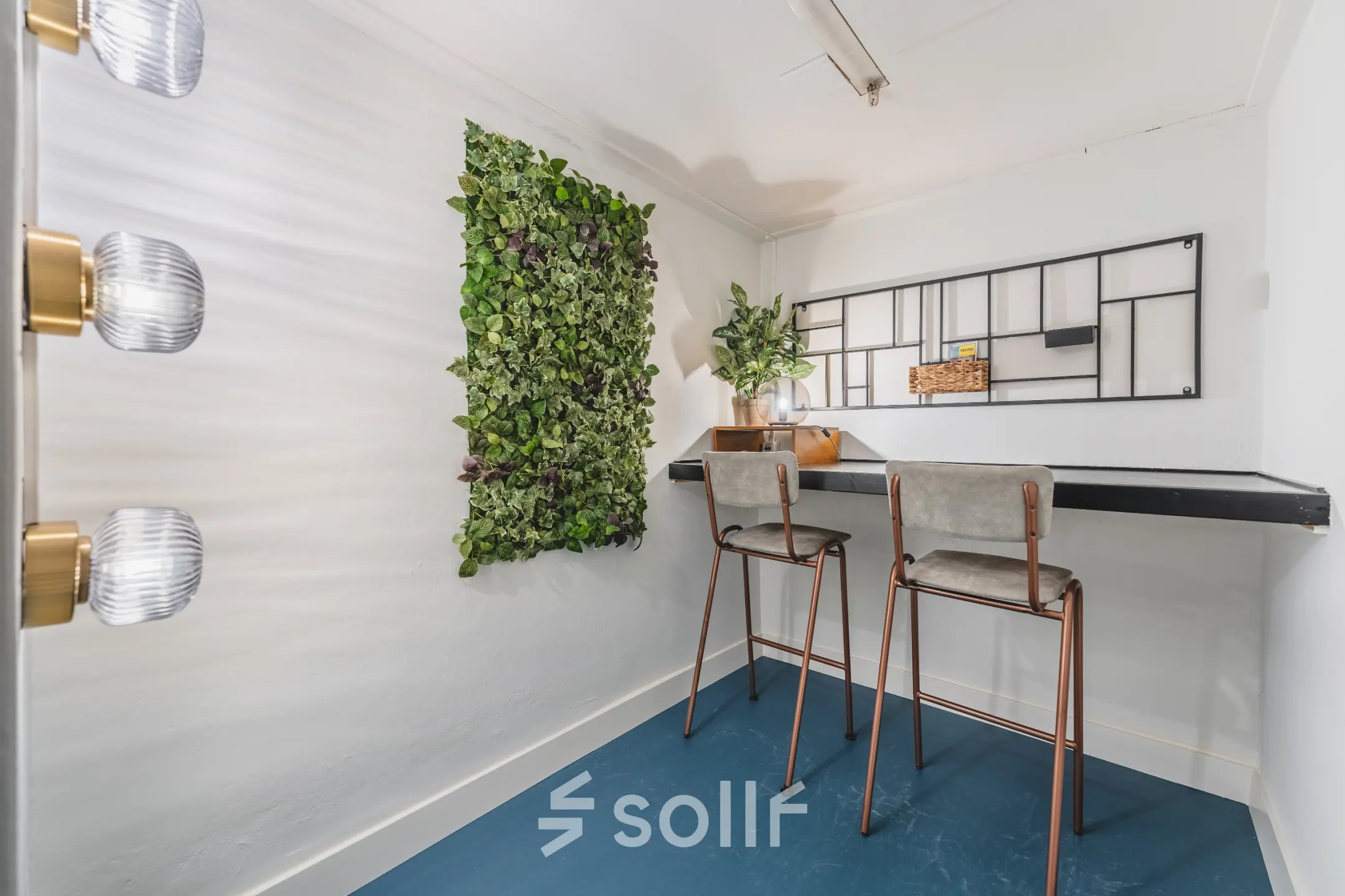 Kantoorruimte te huur op Ceresstraat 13, Breda Centrum-Station. Compacte ruimte met groene wanddecoratie en twee hoge stoelen aan een smalle tafel, ideale setting voor rustig werken.