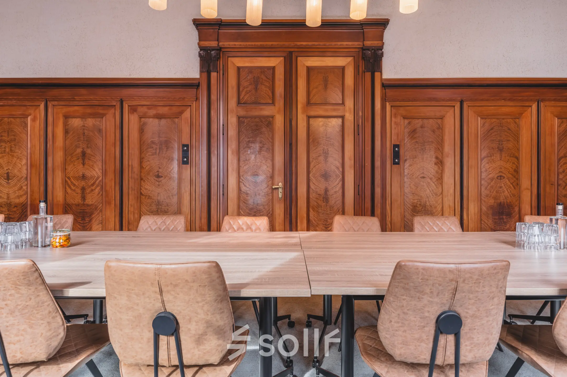 Een stijlvolle vergaderruimte in een kantoorpand aan de Ceresstraat 13 in Breda Centrum-Station, met houten panelen en moderne meubels. Ideaal om een kantoorruimte te huren.