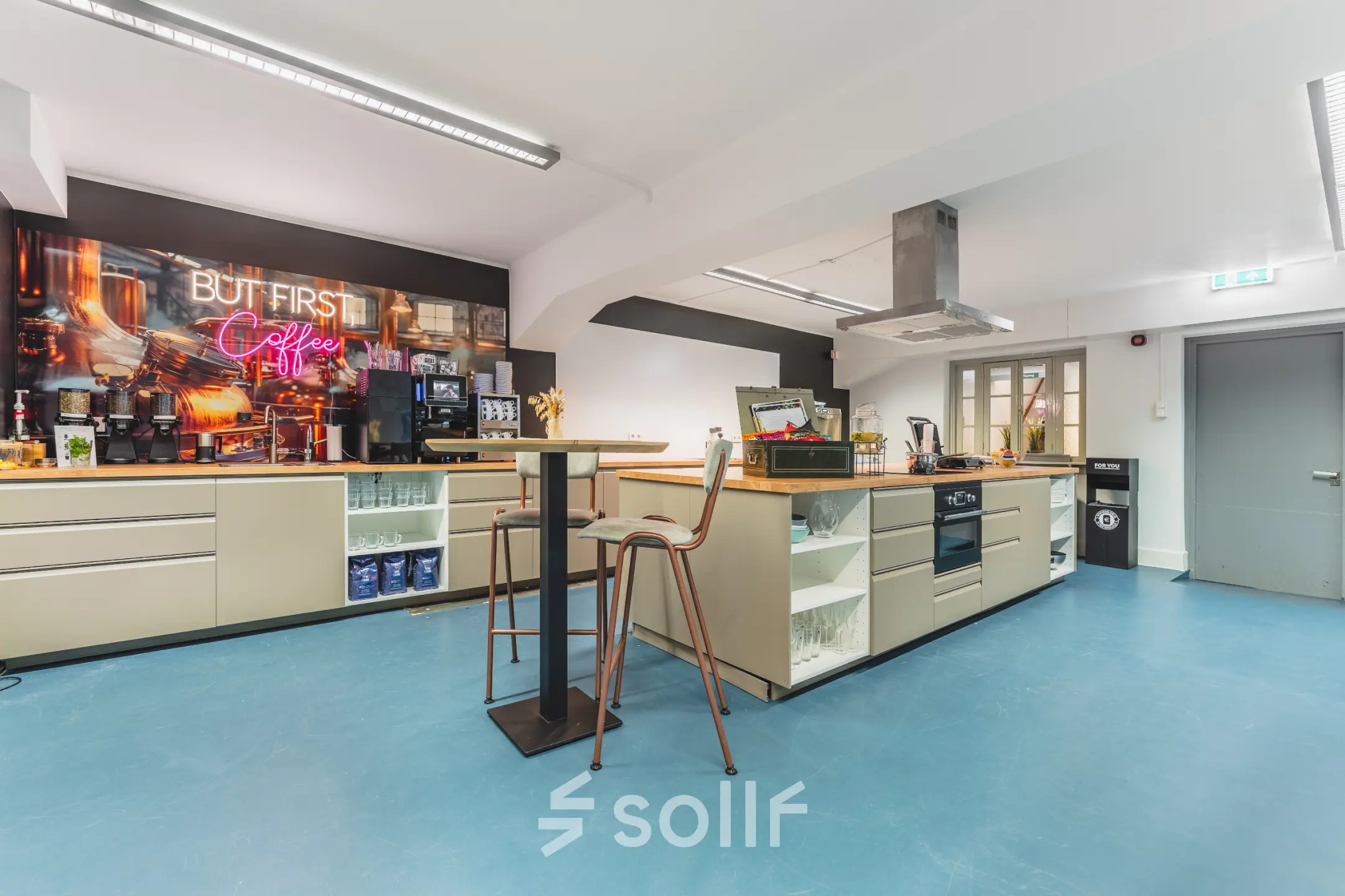 Moderne pantry met koffiehoek in het kantoorpand op Ceresstraat 13, ideaal voor kantoorruimte huren in Breda Centrum-Station.