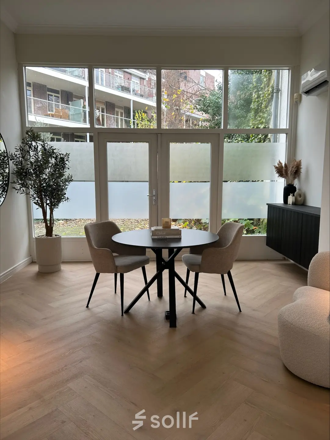 Licht kantoor op Sophiastraat 40 40, Breda Centrum-Station, met moderne zitgelegenheid en grote ramen. Ideale plek voor kantoorruimte huren.