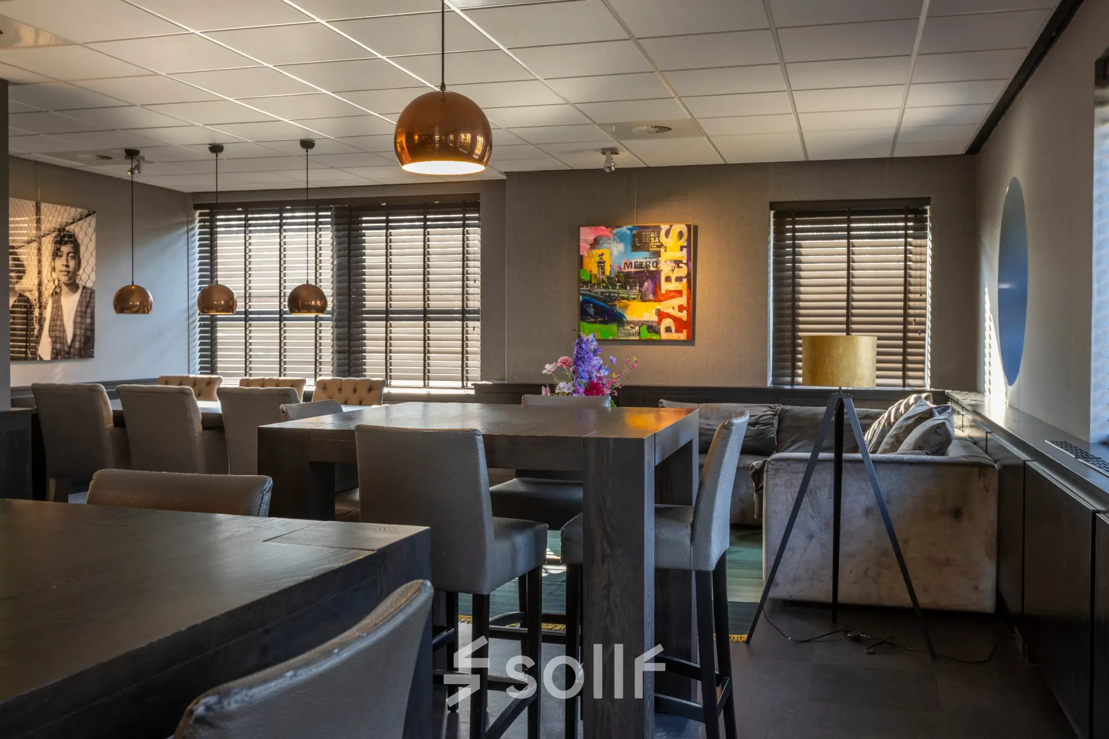 Gezellige kantoorruimte op Takkebijster 57A in Breda Oost-Brabantpark, voorzien van stijlvolle meubels en kleurrijke kunstwerken, perfect voor huur als creatieve werkplek.