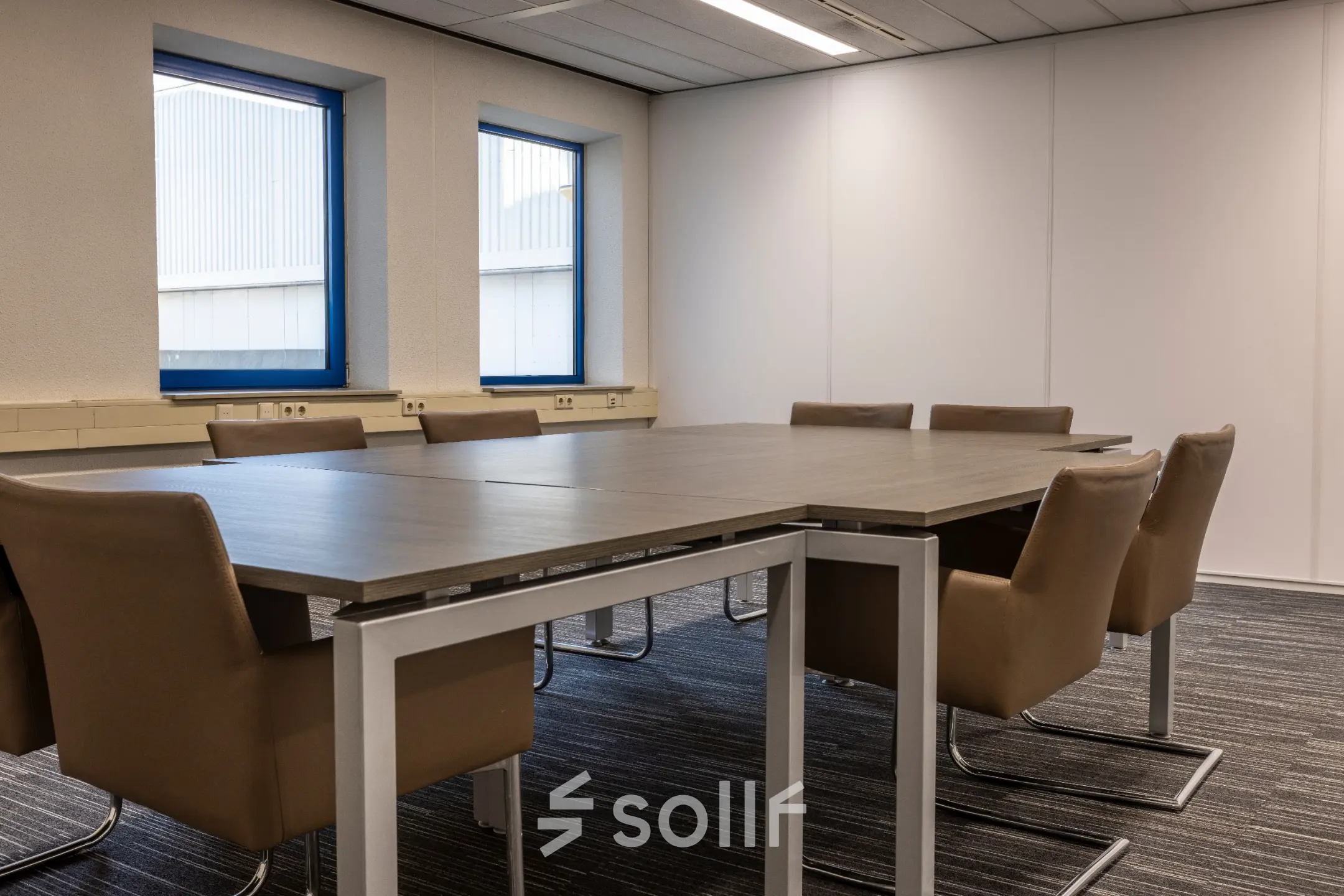 Kantoorruimte huren op Takkebijster 57A in Breda Oost-Brabantpark. Het kantoor toont een vergaderruimte met moderne stoelen en een grote tafel, ideaal voor zakelijke bijeenkomsten.