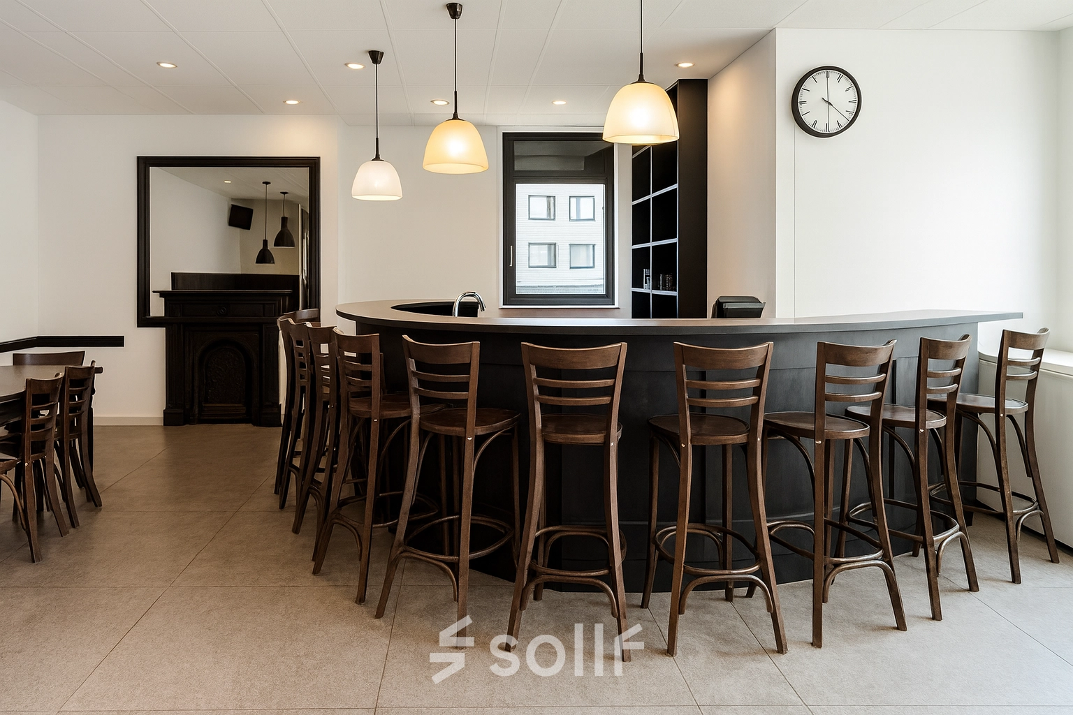Moderne kantoorruimte huren in Breda Oost aan de Druivenstraat 25-31, met een stijlvolle bar en comfortabele houten stoelen, ideaal voor informele vergaderingen.
