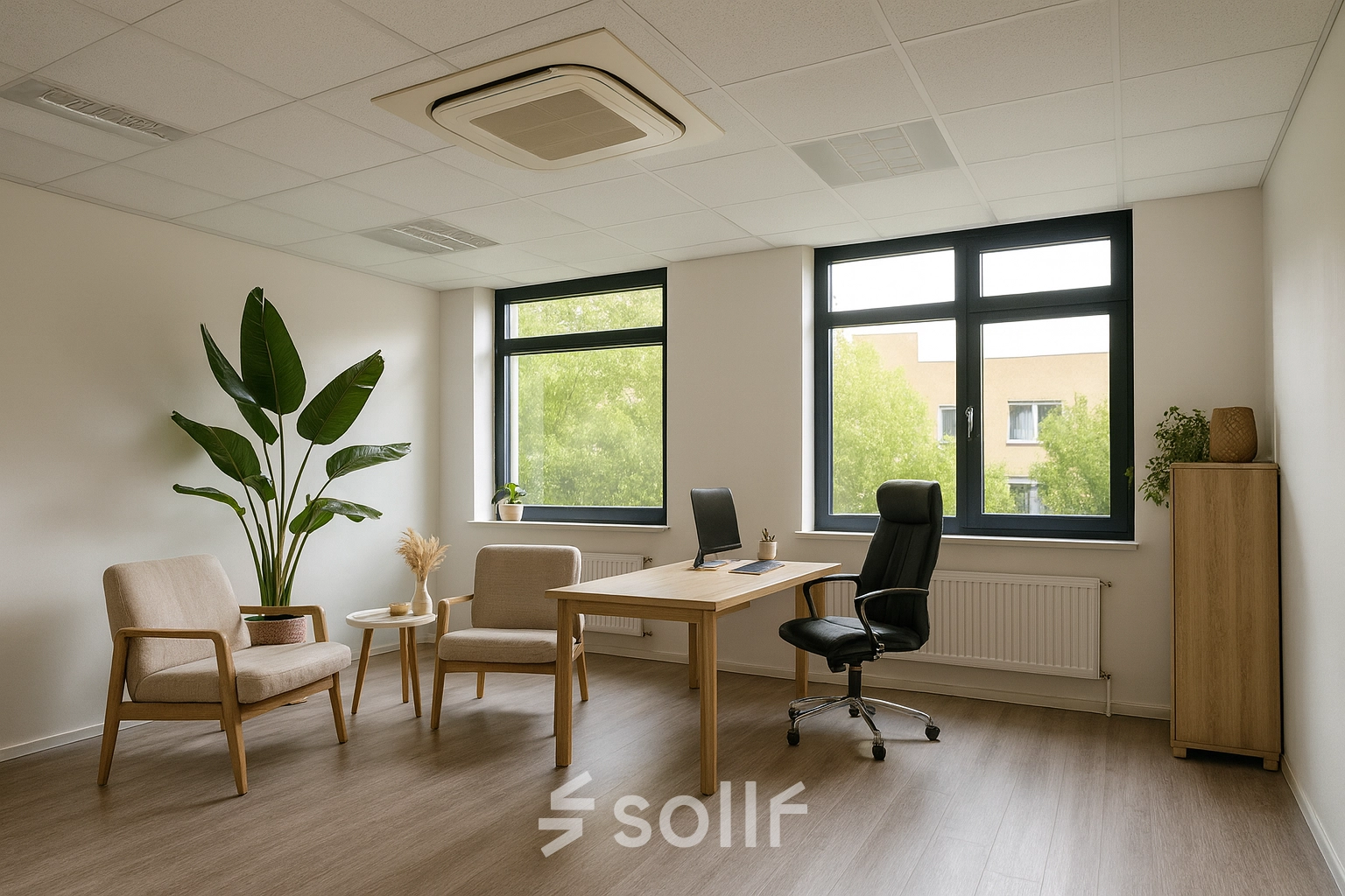 Lichte kantoorruimte te huur in een kantoorpand op Druivenstraat 25-31, Breda Oost, met houten vloer, twee bureaustoelen, een bureau, planten en grote ramen met uitzicht op de omgeving.