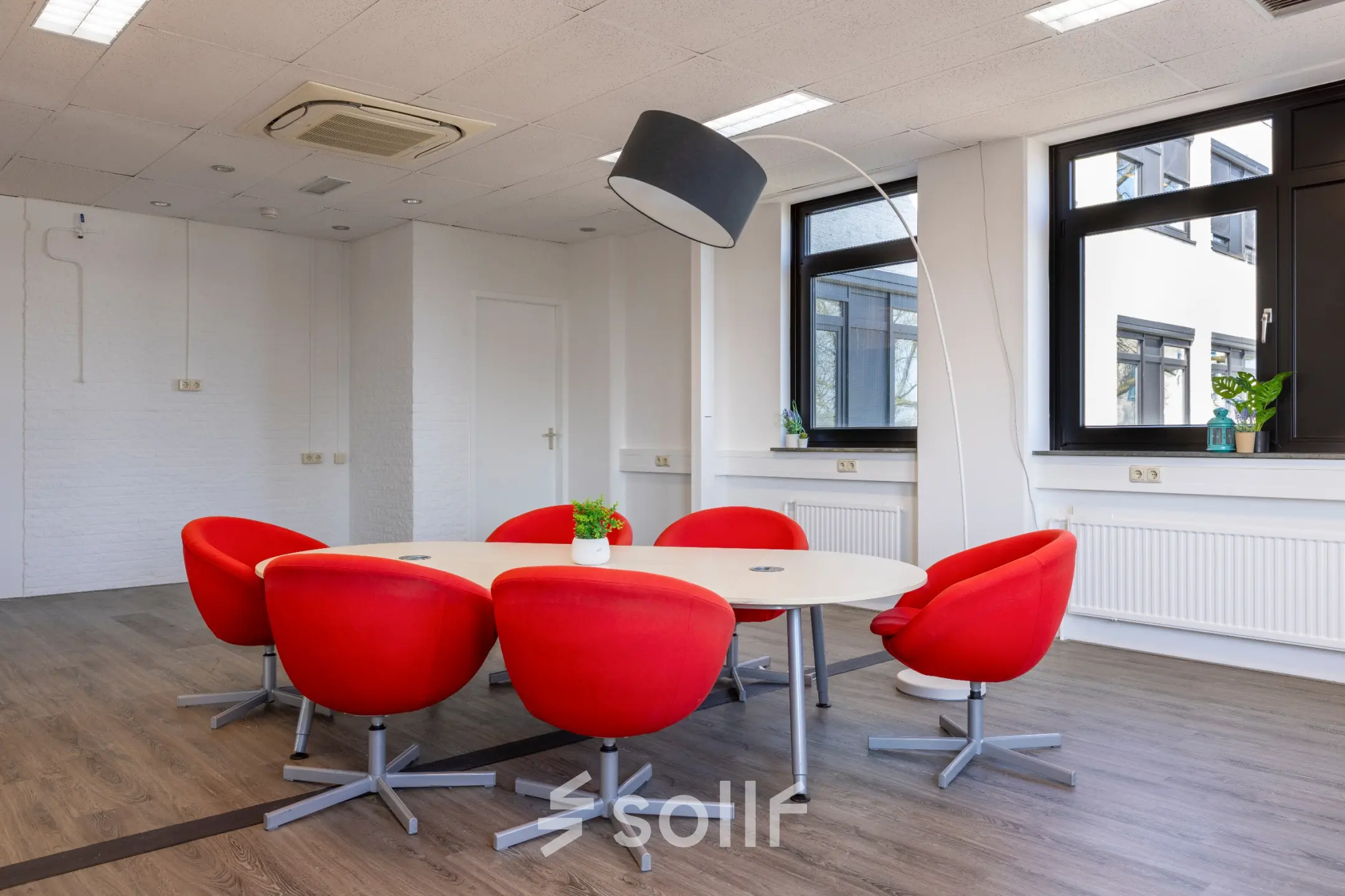 Eigentijdse kantoorruimte huren met rode stoelen en moderne verlichting in het kantoorpand op Druivenstraat 25-31 in Breda Oost.