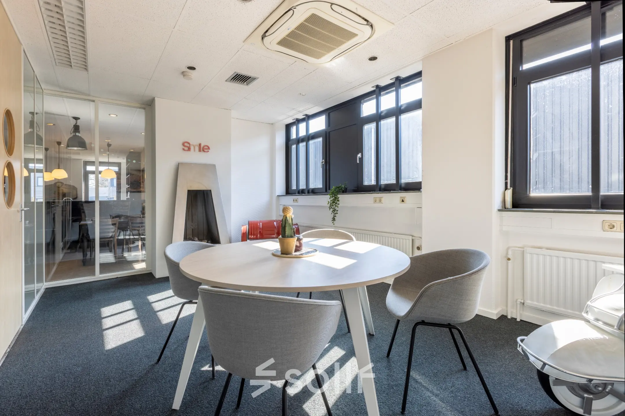 Kantoorruimte huren aan de Druivenstraat 25-31 in Breda Oost, met modern interieur en grote ramen die natuurlijk licht binnenlaten. Geschikt voor overleg of als werkkamer.