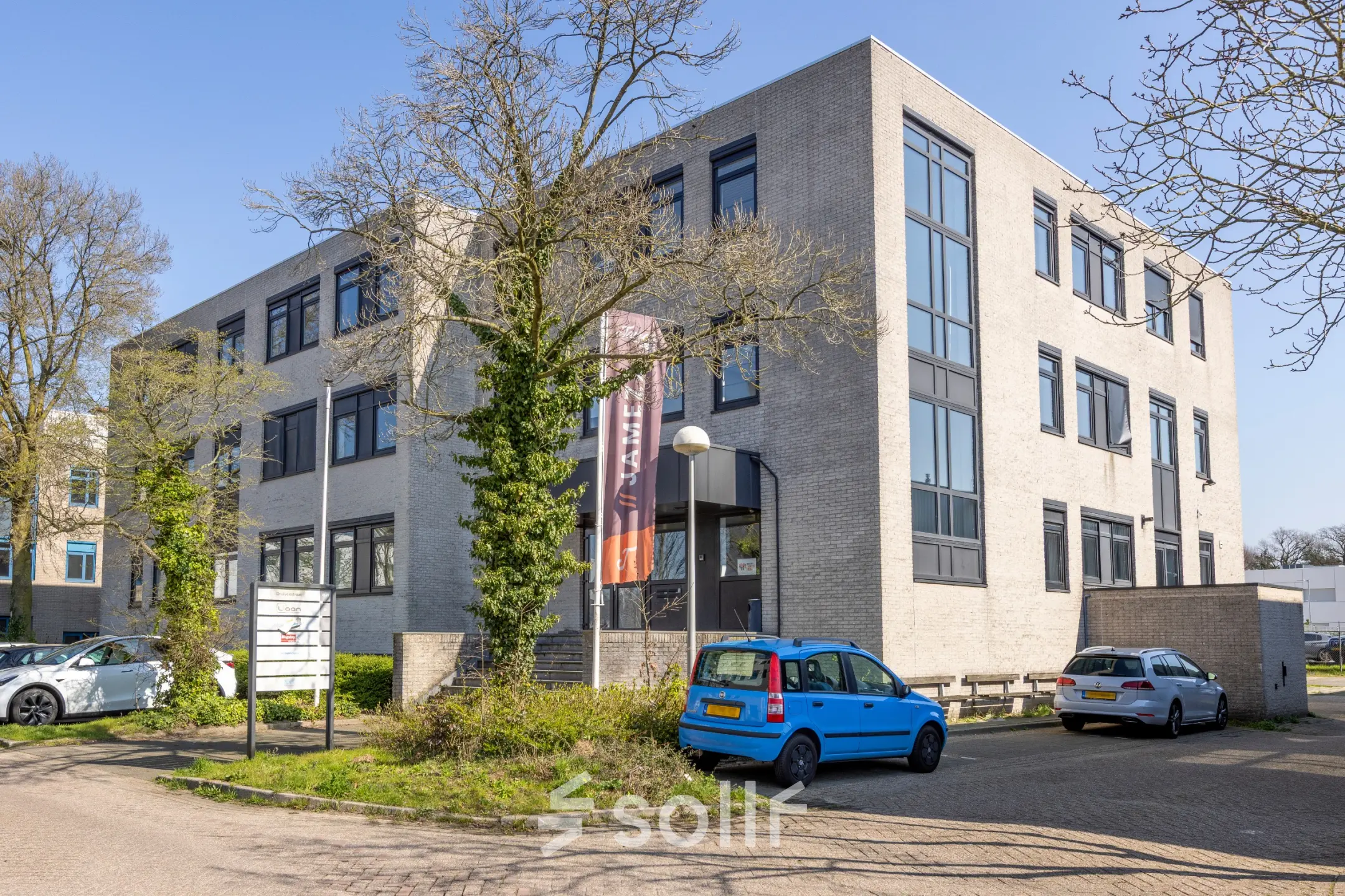 Kantoorpand op Druivenstraat 25-31 in Breda Oost met ruime parkeergelegenheid voor de deur. Modern gebouw geschikt voor bedrijven die kantoorruimte willen huren.