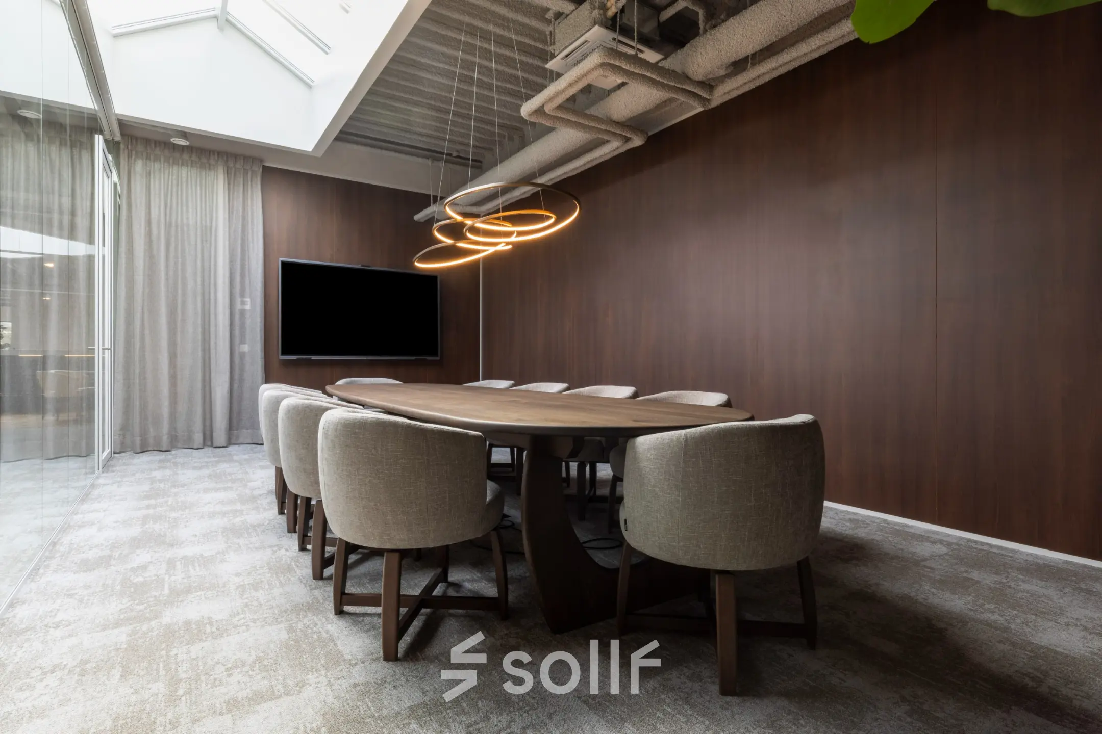 Moderne vergaderruimte in Capelle aan den IJssel met een grote ovale tafel en comfortabele stoelen, ideaal voor kantoorruimte huren.