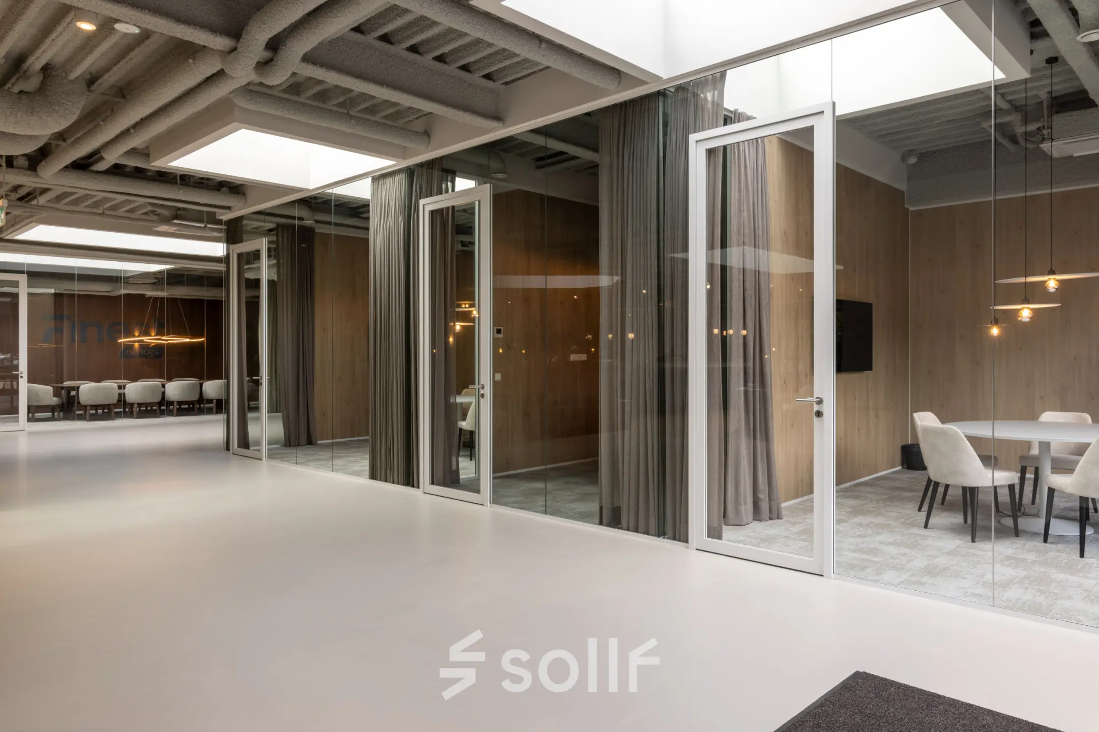 Moderne kantoorruimte op Essebaan 63 in Capelle aan den IJssel met glazen wanden en stijlvolle verlichting, perfect voor kantoorruimte huren. De ruimte heeft een strak design en is voorzien van meerdere vergaderruimtes.