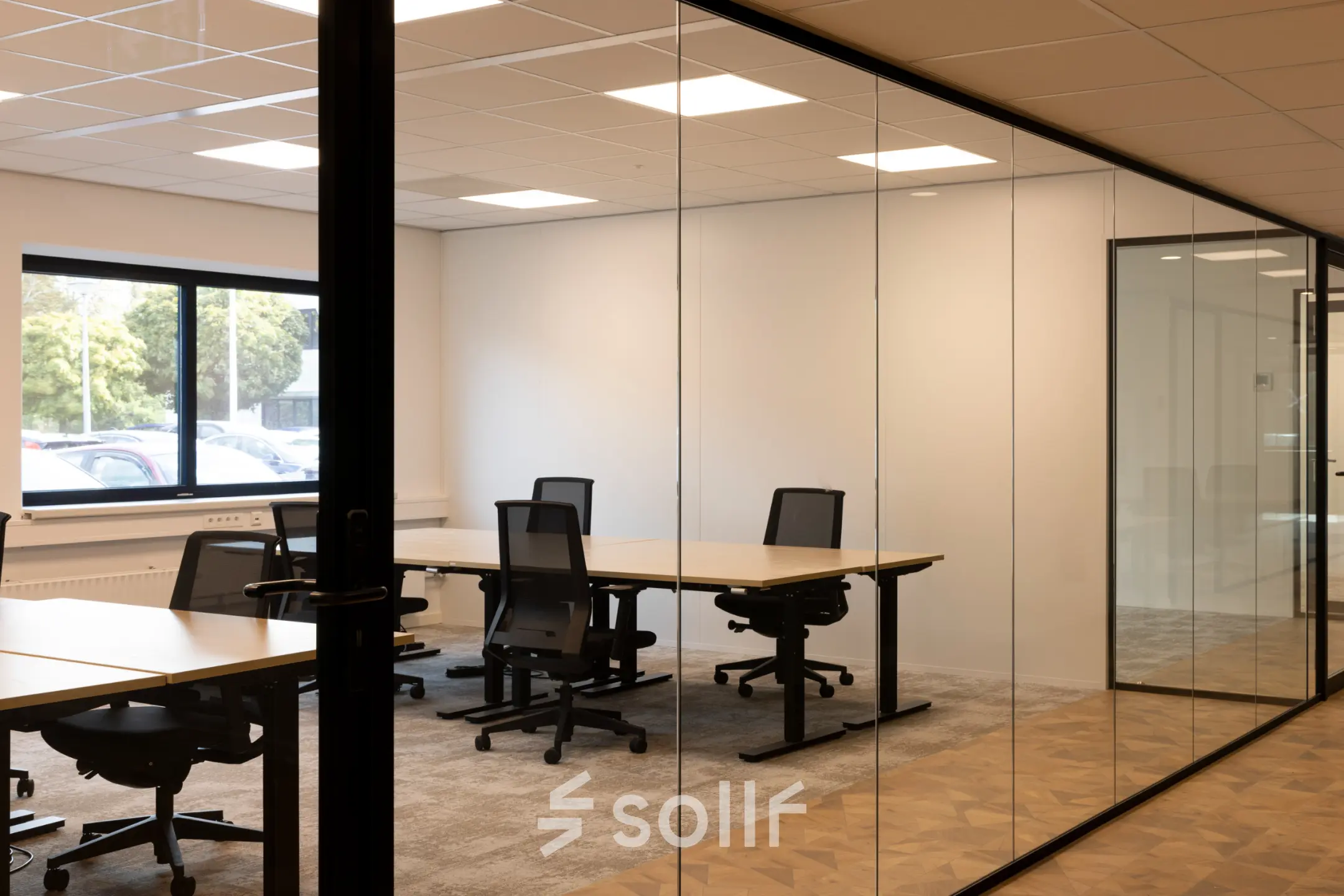 Kantoorruimte met glazen wanden, voorzien van bureaus en stoelen, gelegen op Essebaan 63 in Capelle aan den IJssel. Deze stijlvolle kantooromgeving is klaar voor verhuur.