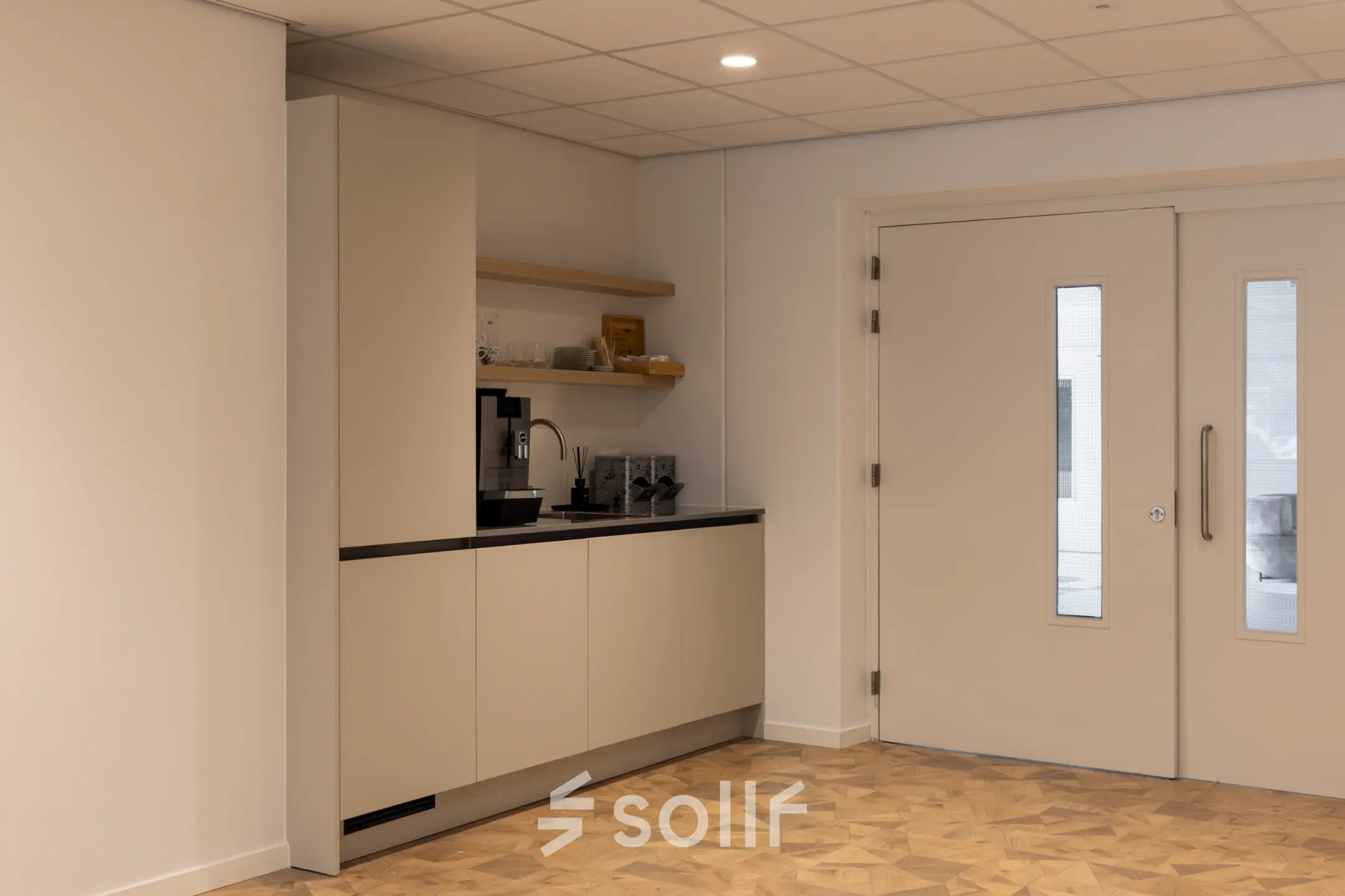 Interieur van kantoorpand op Essebaan 63, Capelle aan den IJssel, met minimalistische pantry. Perfect voor kantoorruimte huren.