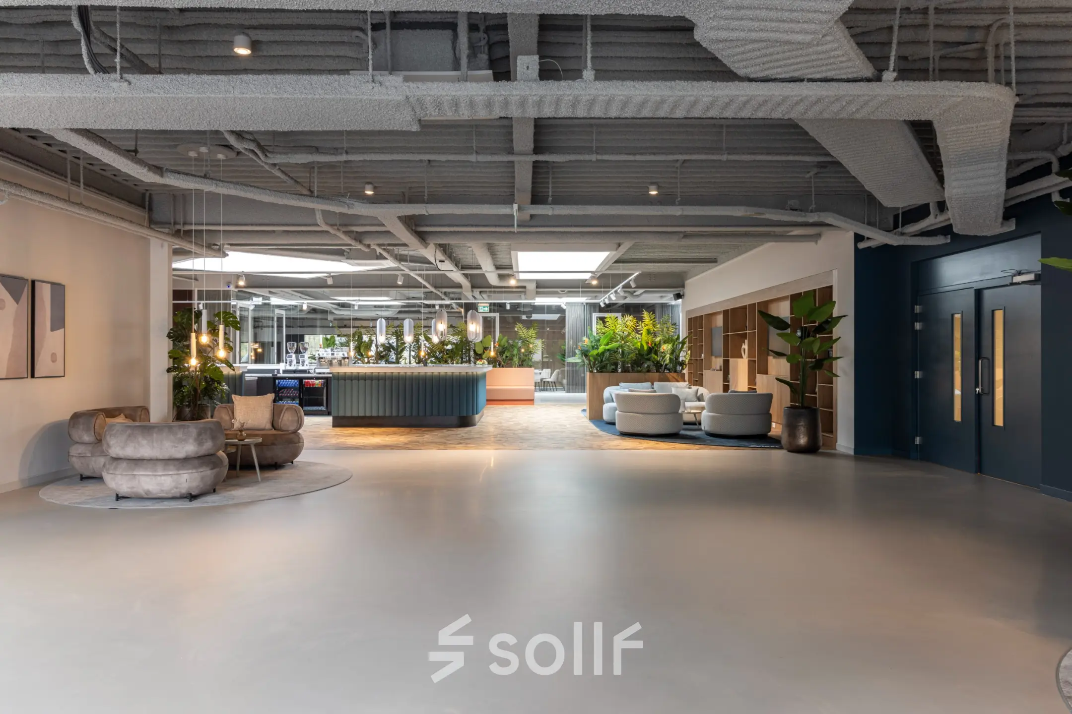 Ruime en moderne kantoorpandinterieur met comfortabele zitgedeeltes en veel groen, geschikt voor kantoorruimte huren aan de Essebaan 63, Capelle aan den IJssel.