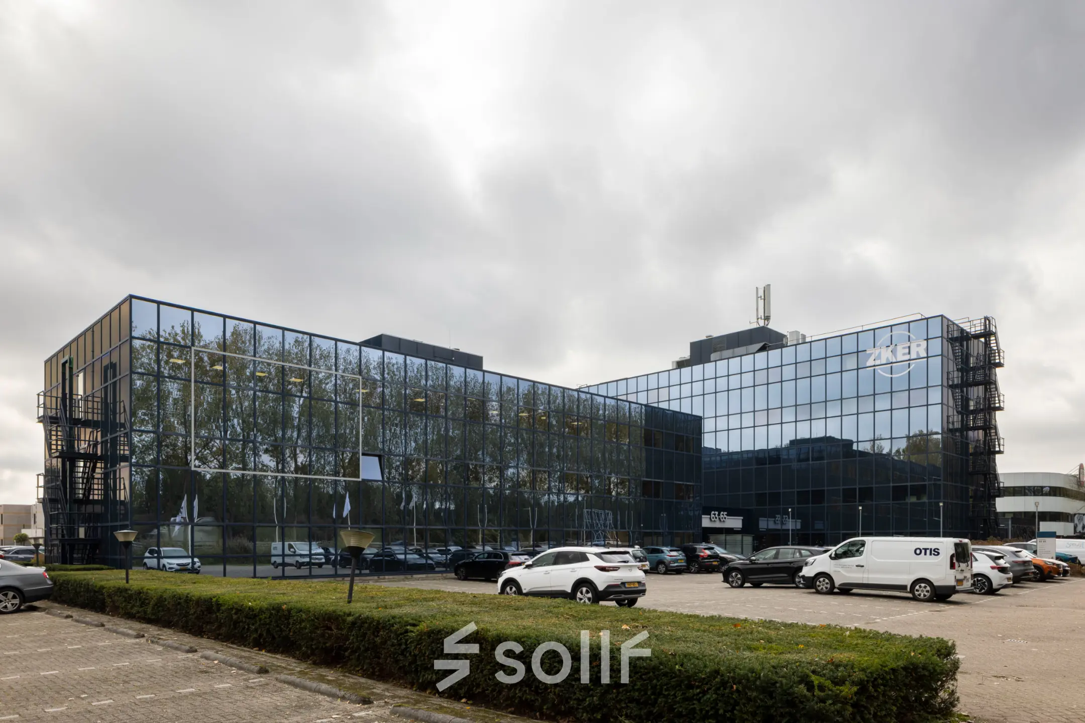Modern kantoorpand aan de Essebaan 63 in Capelle aan den IJssel met glazen gevels en parkeergelegenheid.