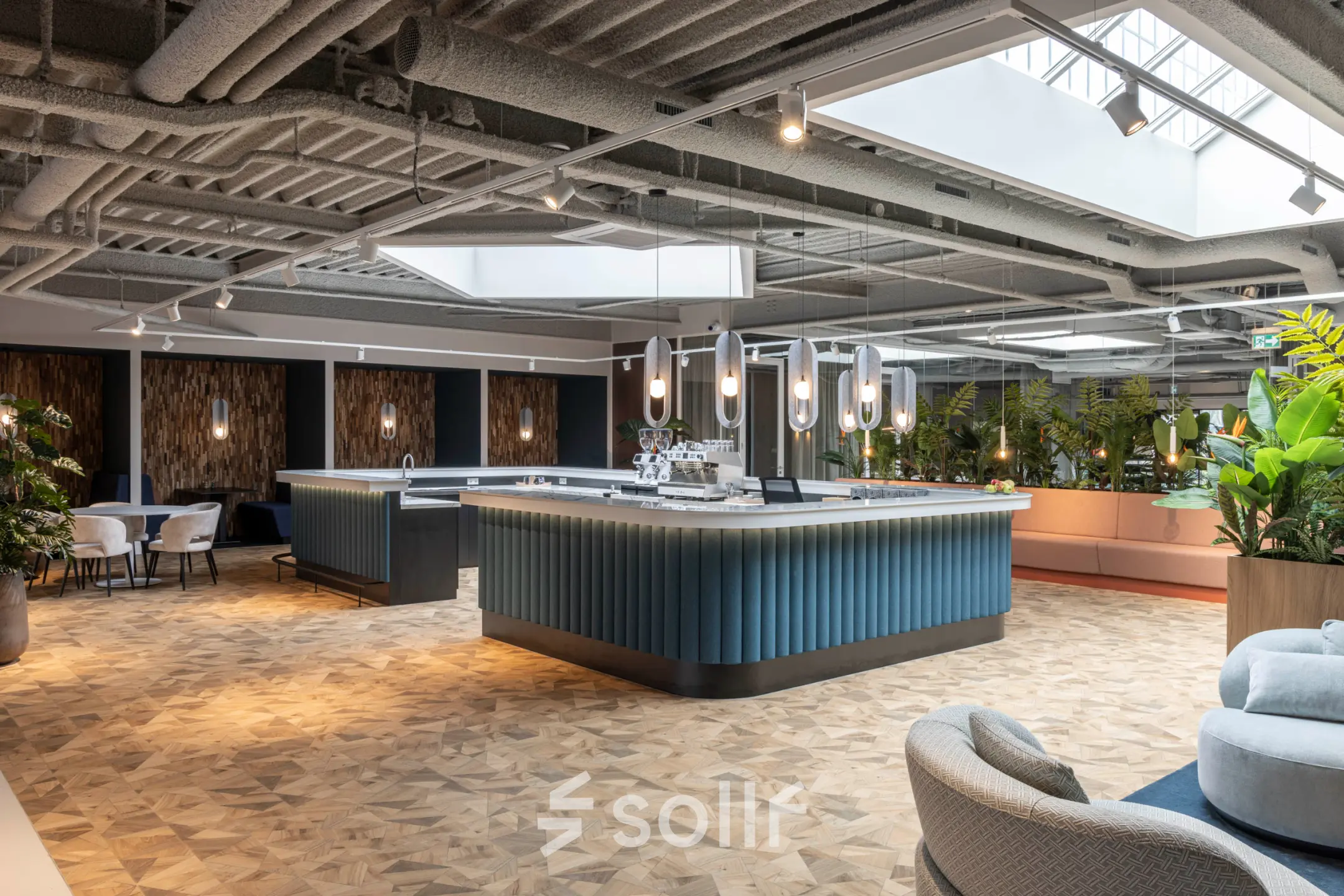 Moderne kantoorruimte met stijlvolle bar en zithoek, geschikt voor het huren van creatieve werkplekken in kantoorpand op de Essebaan 63, Capelle aan den IJssel.