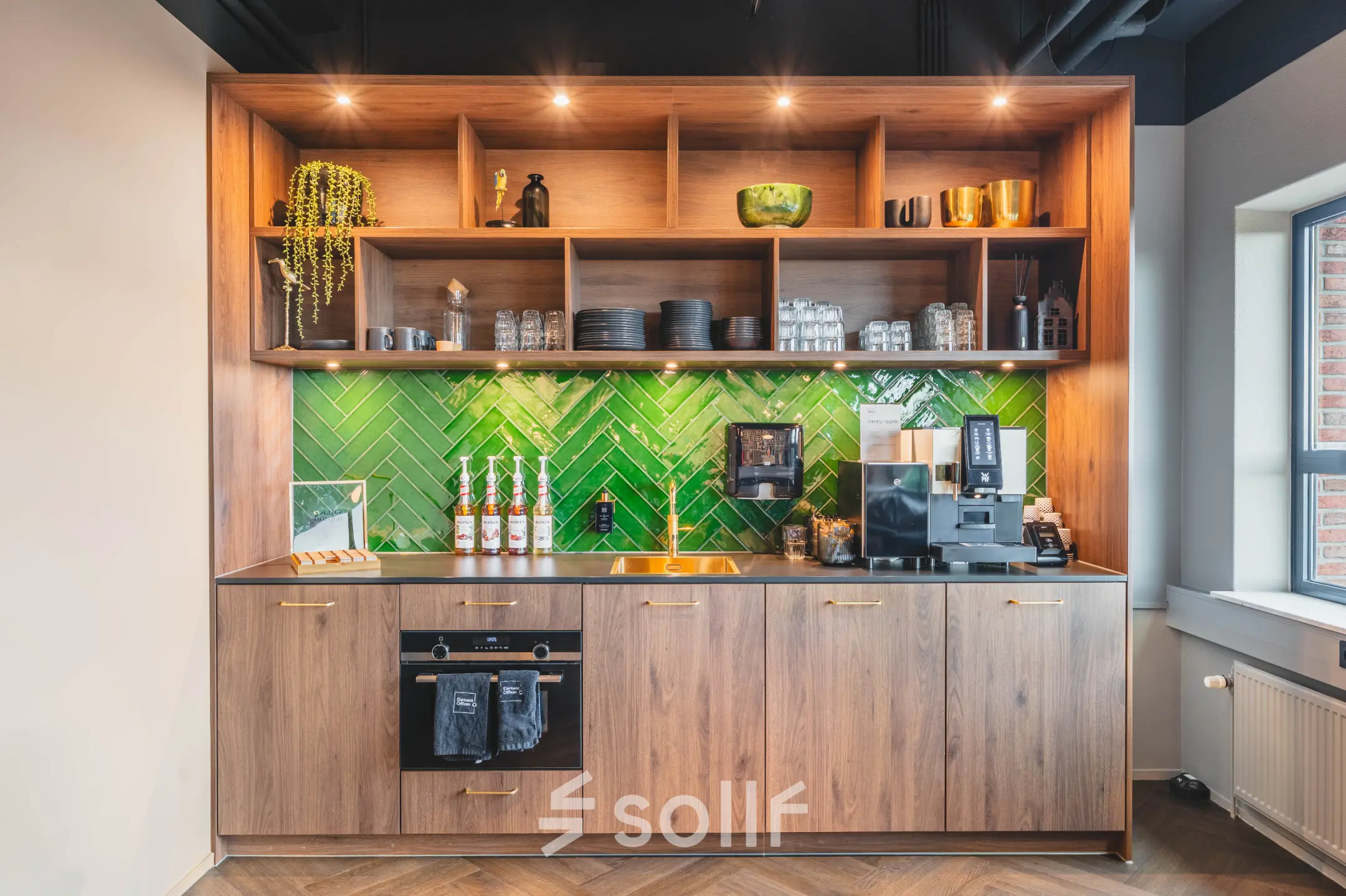 Stijlvolle pantry met houten kasten en groene tegelwand, ideale kantoorruimte huren in kantoorpand Rijnzathe 12, De Meern.